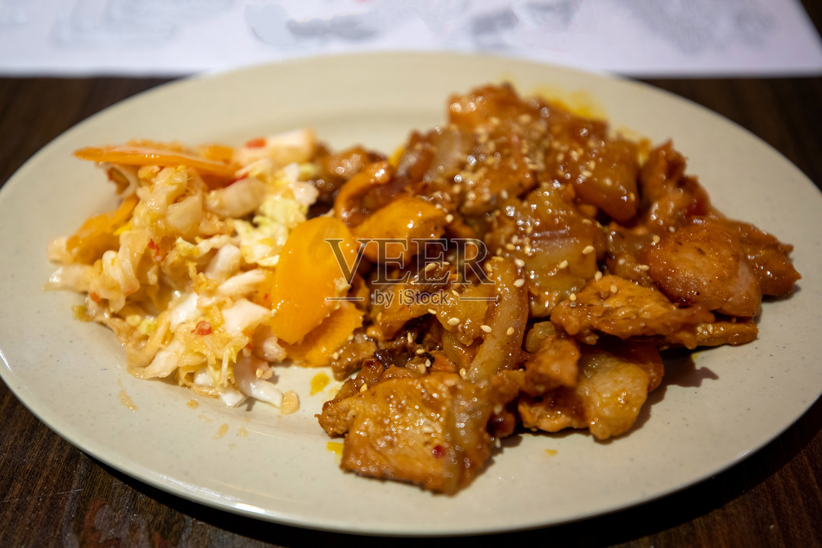 一桌美味的越南当地食物照片摄影图片