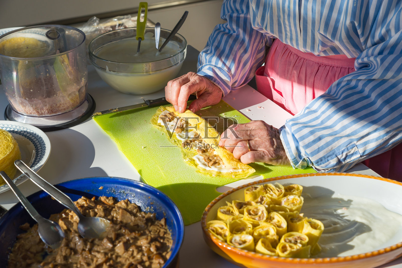 用牛肝菌、火腿和白酱制作可丽饼照片摄影图片