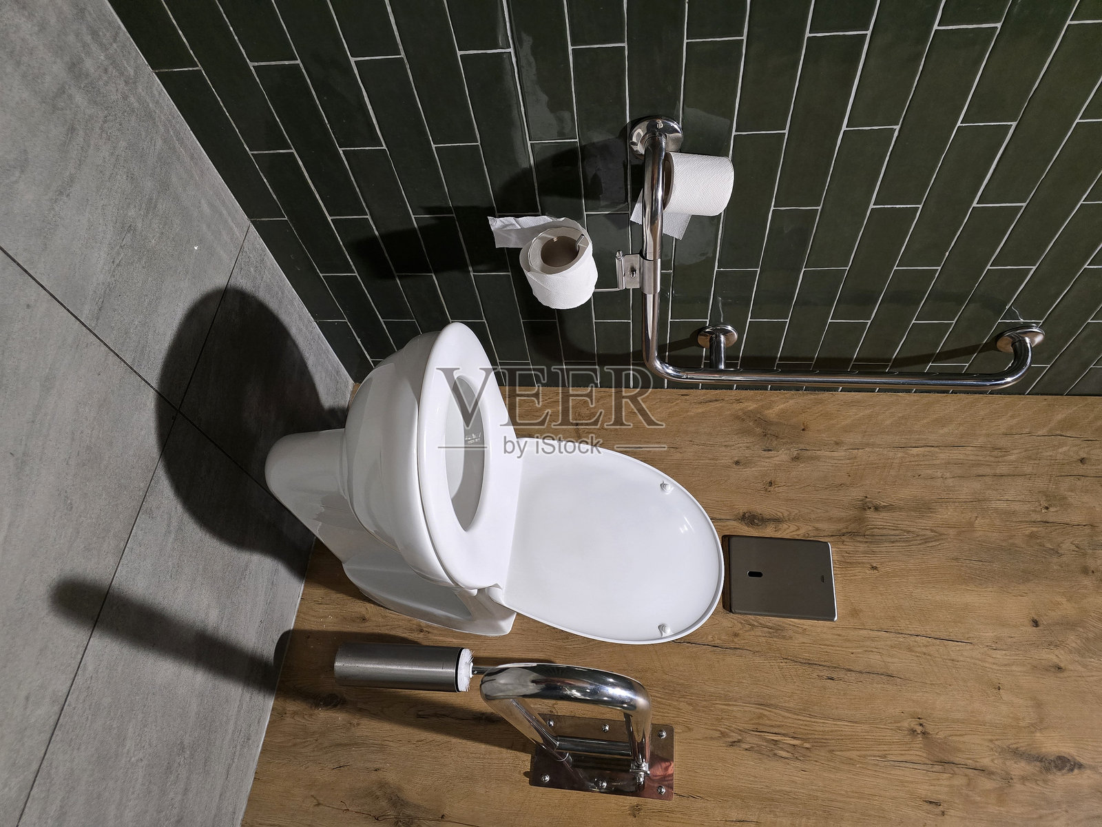 商场内有残障人士专用厕所照片摄影图片