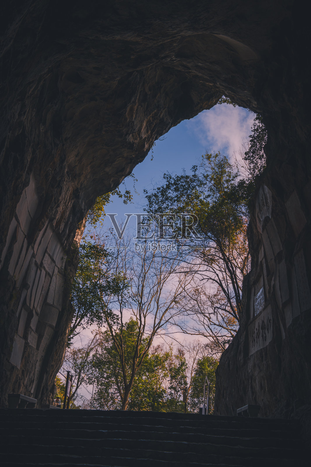 广西桂林市漓江湖畔的美丽城市景观照片摄影图片