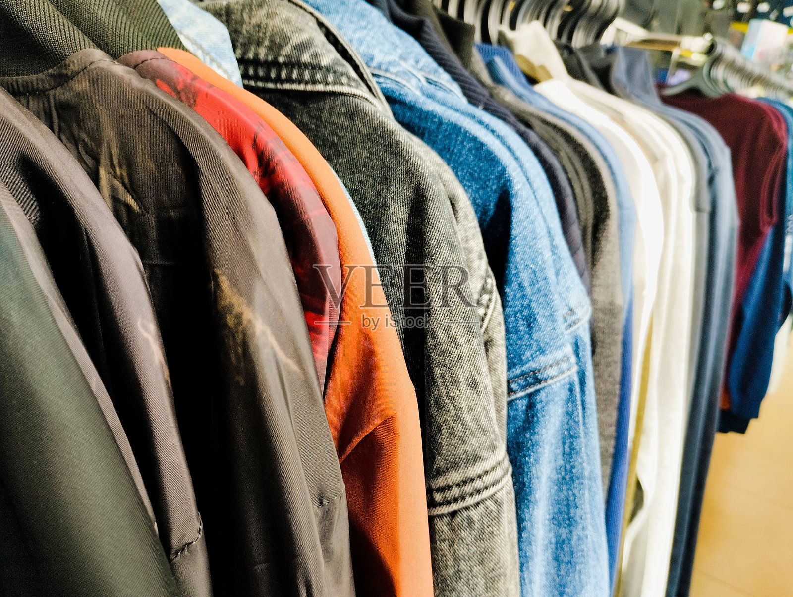 商店里时髦的衣服照片摄影图片