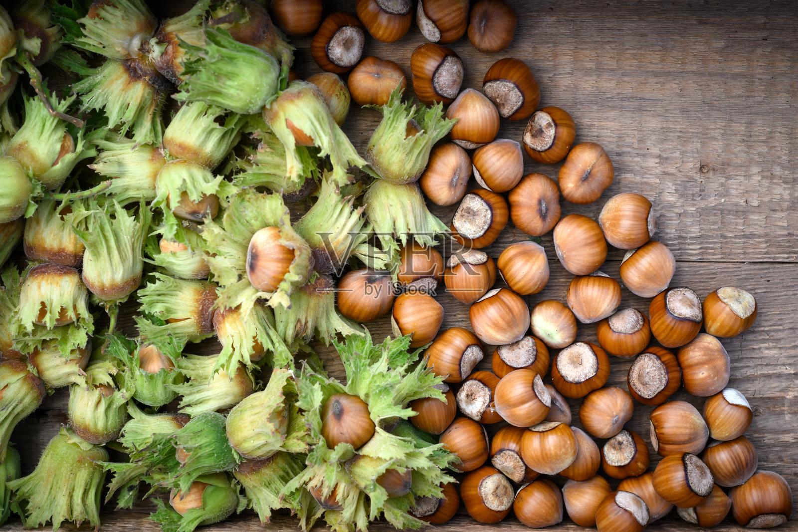 新鲜榛子与绿色外壳的木箱照片摄影图片