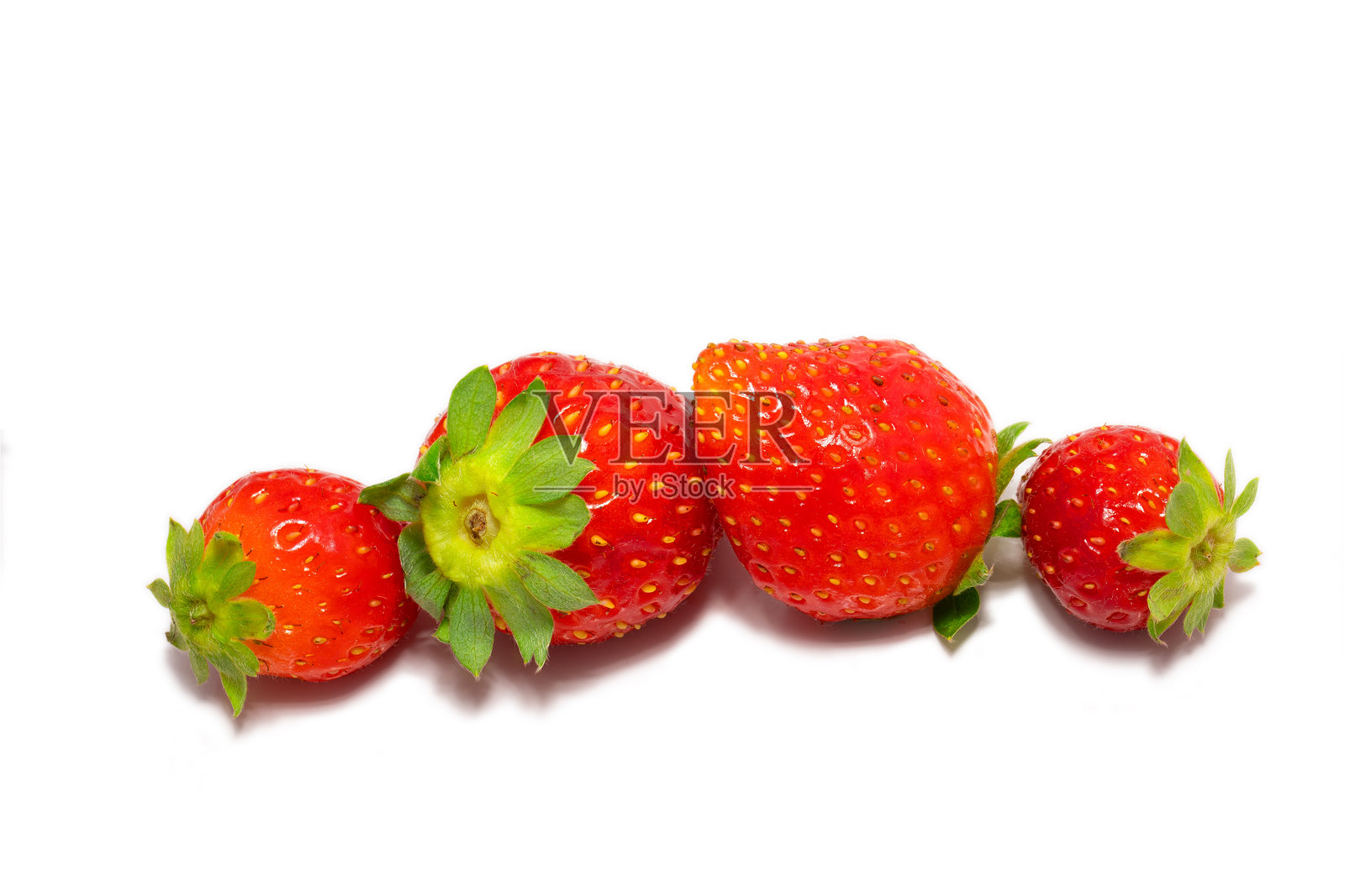 草莓被隔离在一片白色的草地上照片摄影图片