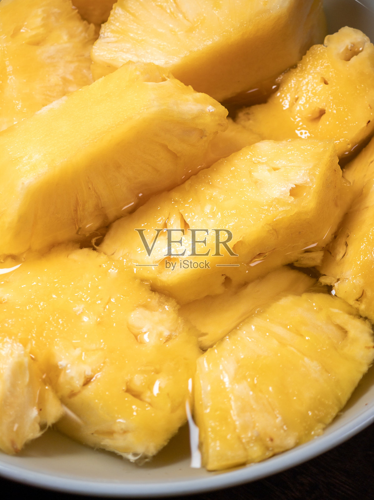 切好的菠萝放在餐盘上照片摄影图片