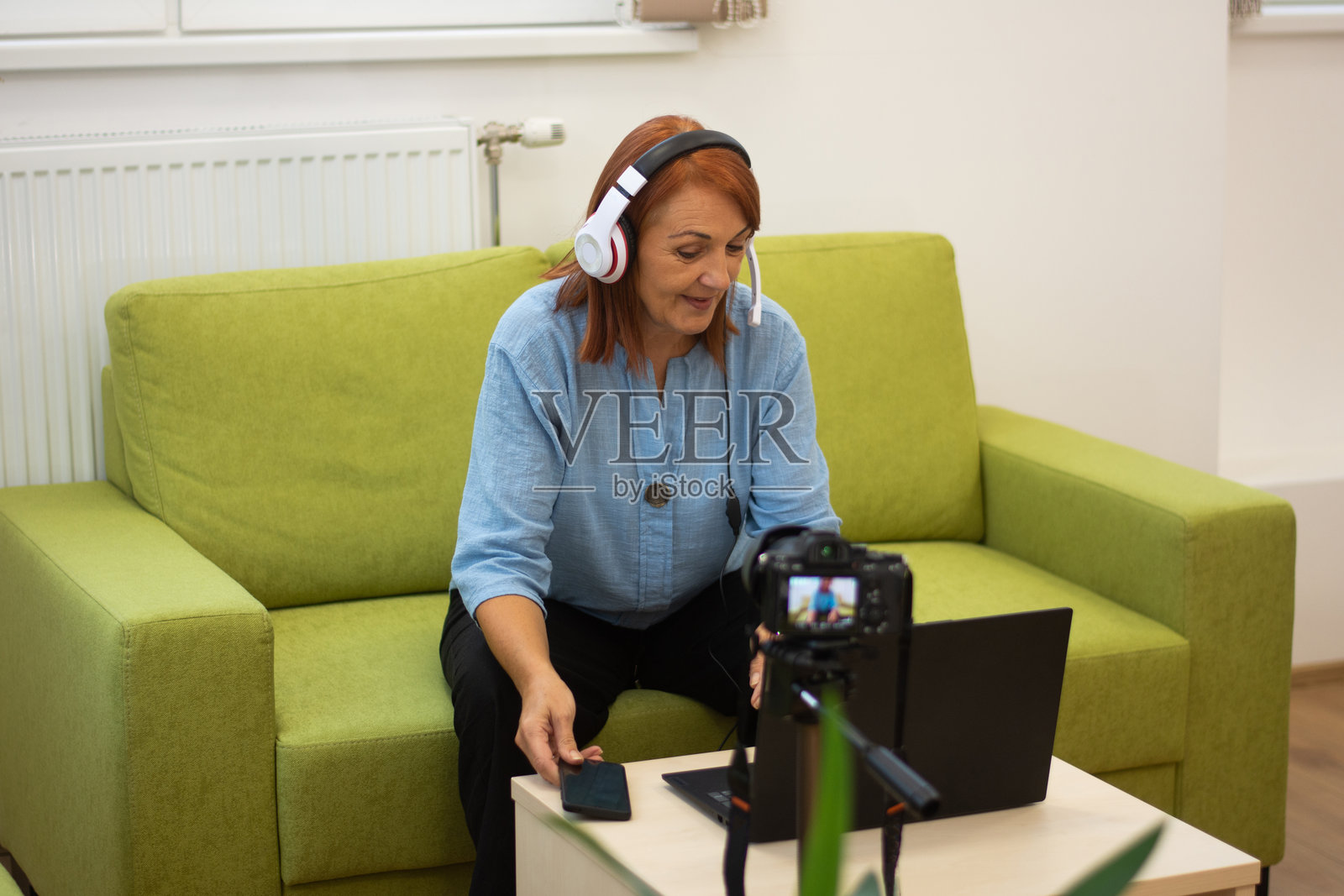 一个快乐的女人在拍摄视频播客照片摄影图片