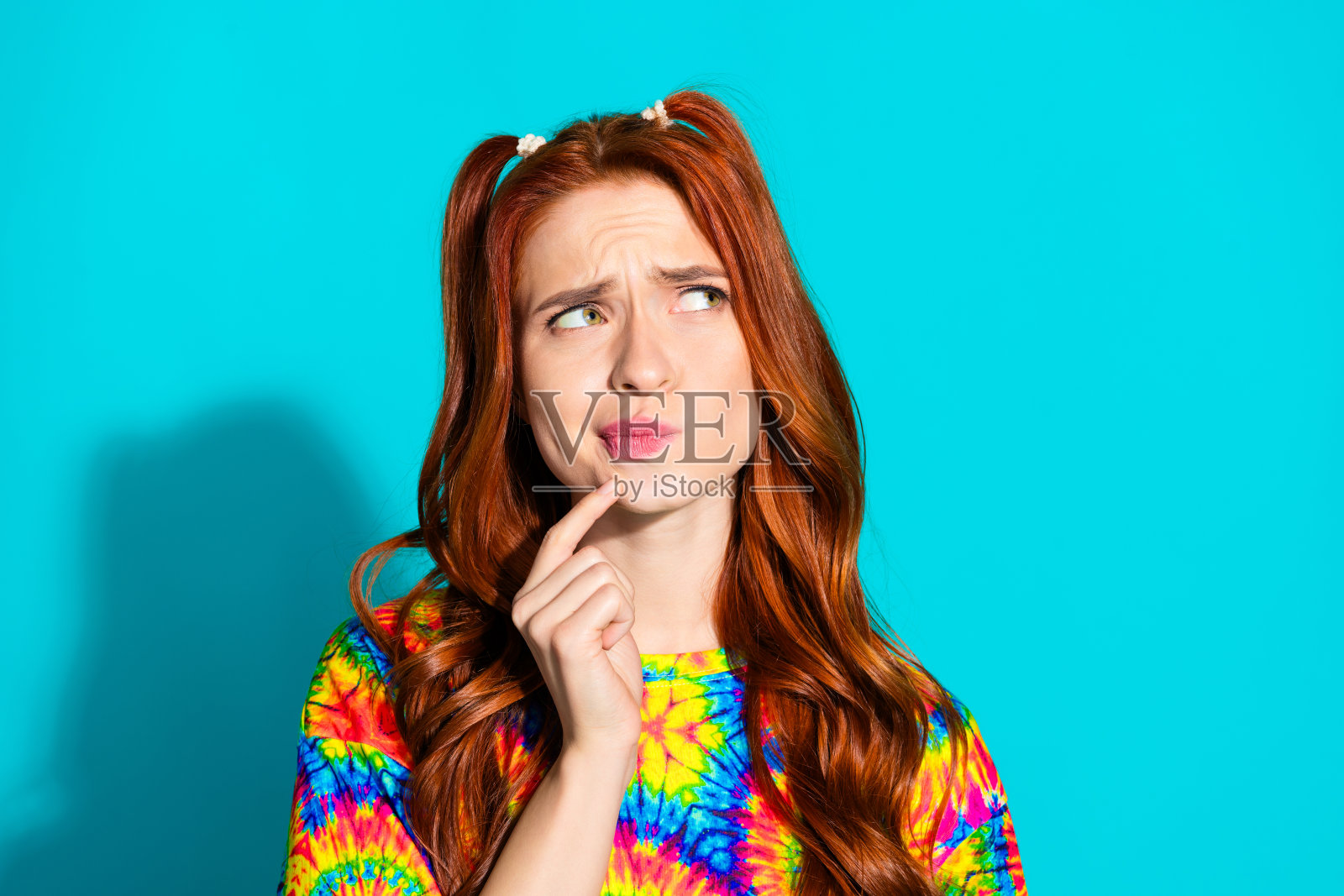 照片肖像迷人的年轻女子看起来头脑怀疑的空空间穿着彩色的衣服孤立的青色背景照片摄影图片