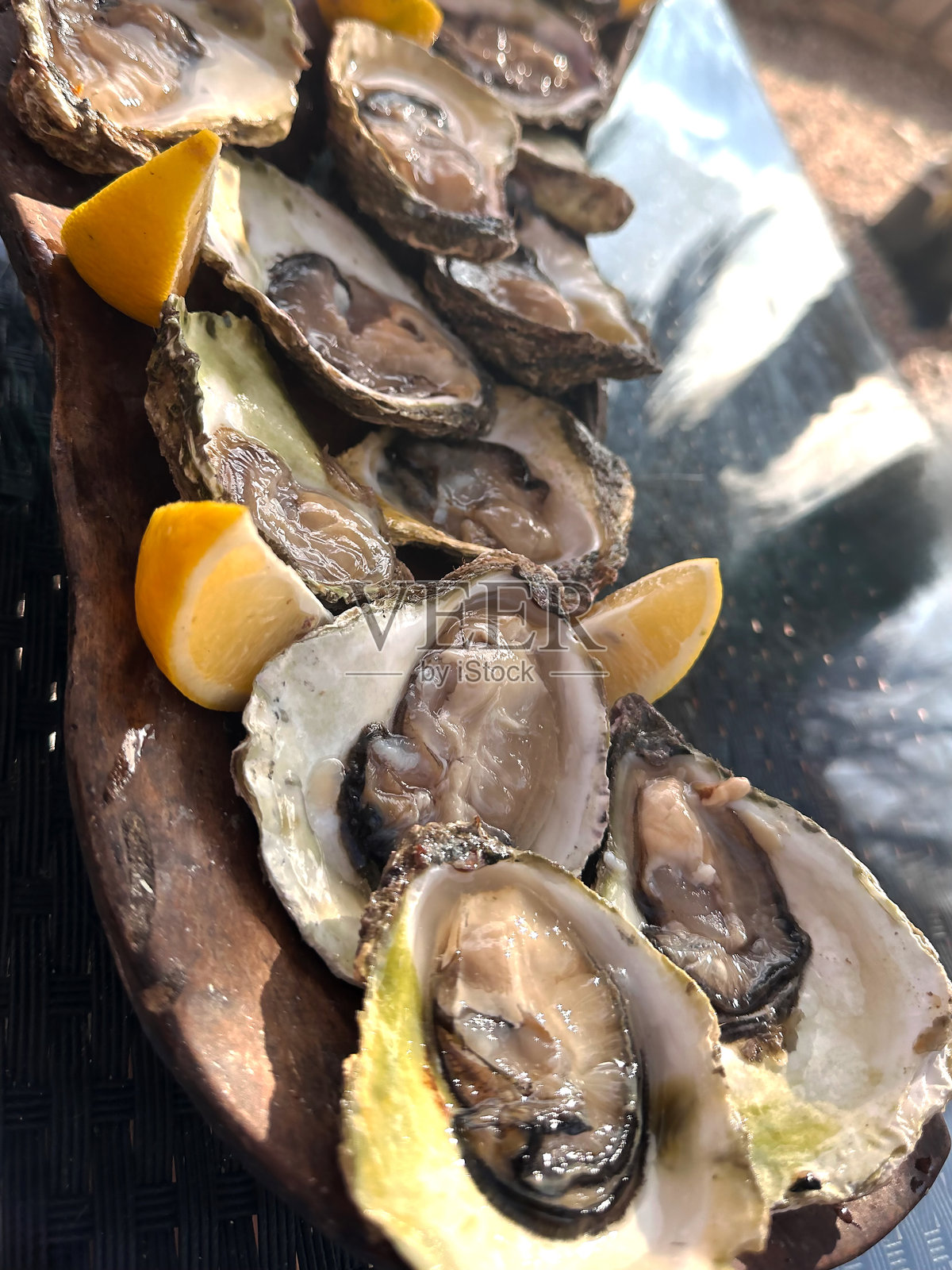 木盘上的新鲜牡蛎特写照片摄影图片
