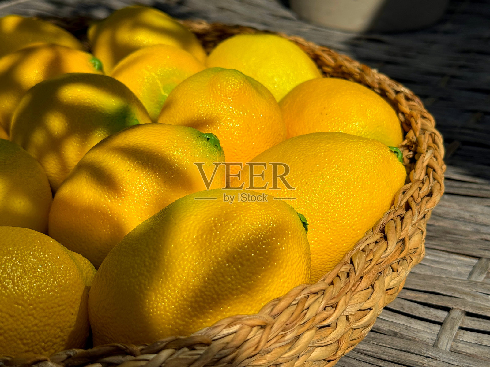 黄柠檬酸熟水果在篮子里照片摄影图片