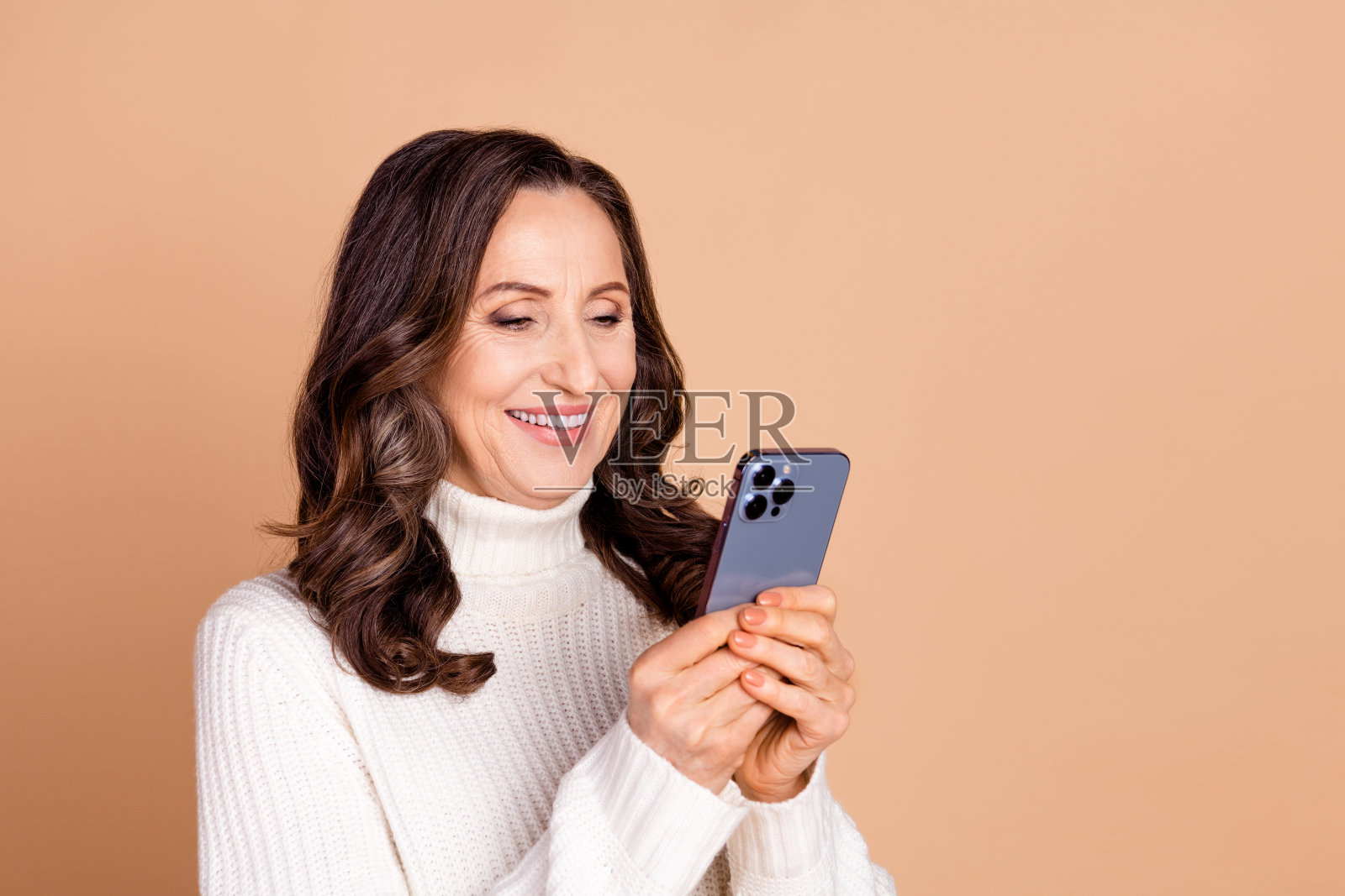 照片中可爱华丽的高级妇女穿着白色时尚的衣服孤立的米色背景照片摄影图片