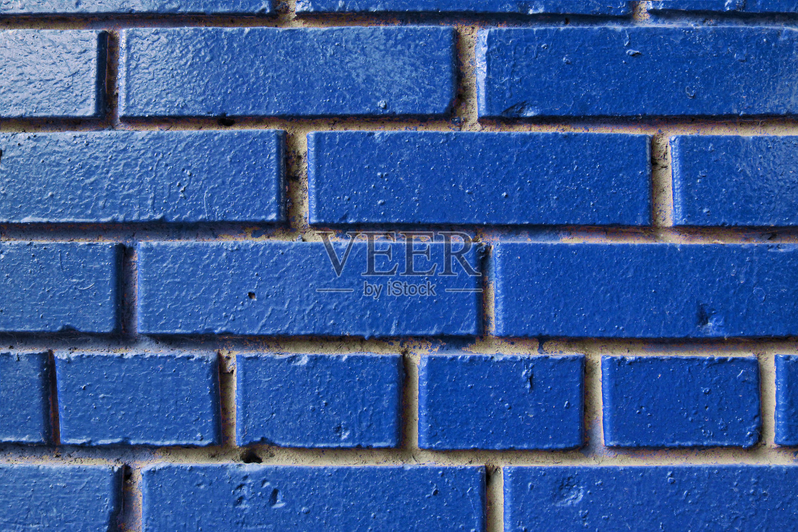 有纹理的蓝色砖墙与可见的砂浆线，提供了坚实而宁静的背景照片摄影图片