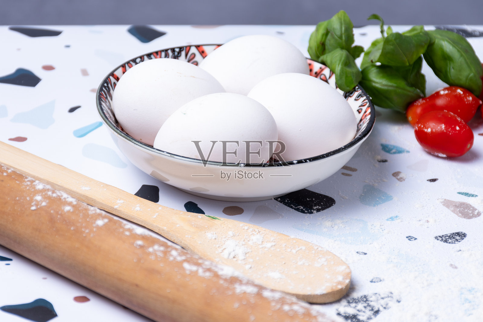 准备面食的材料。鸡蛋，西红柿和罗勒。照片摄影图片