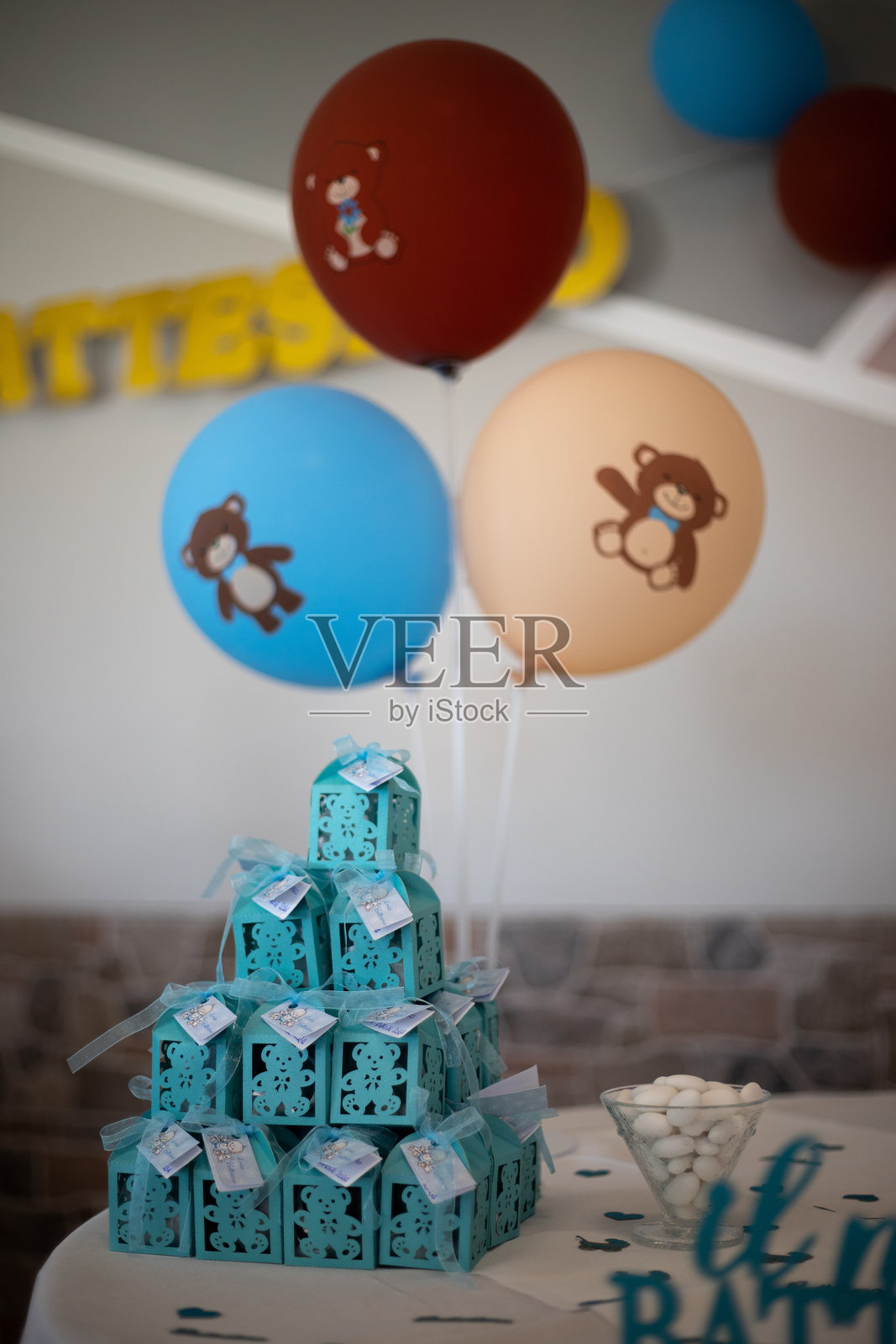 洗礼用的蛋糕和气球照片摄影图片