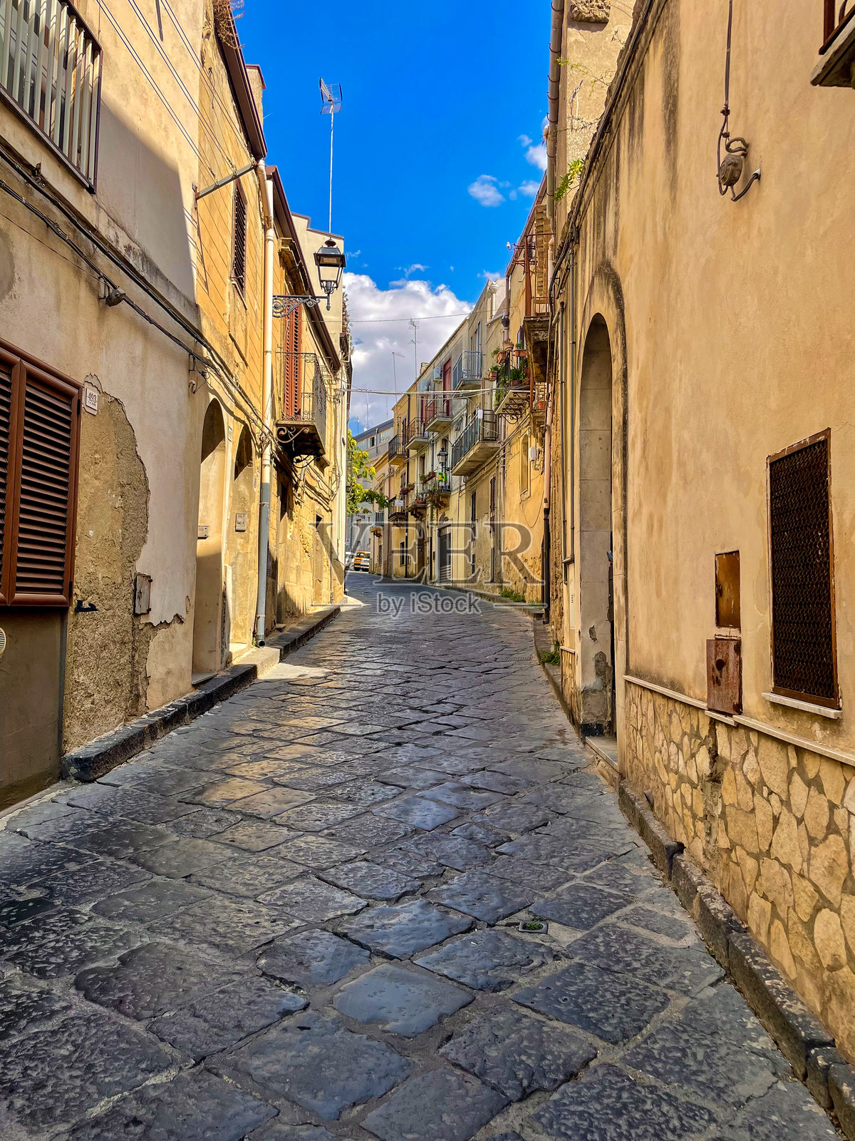 意大利西西里岛恩纳的鹅卵石街和老房子照片摄影图片