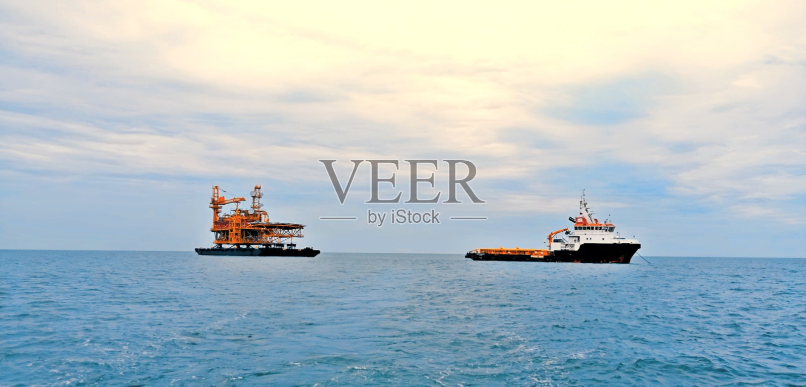 拖船拖曳石油钻井平台照片摄影图片