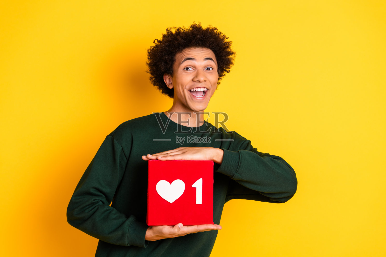 漂亮的年轻人的肖像持有像图标穿毛衣孤立的黄色背景照片摄影图片