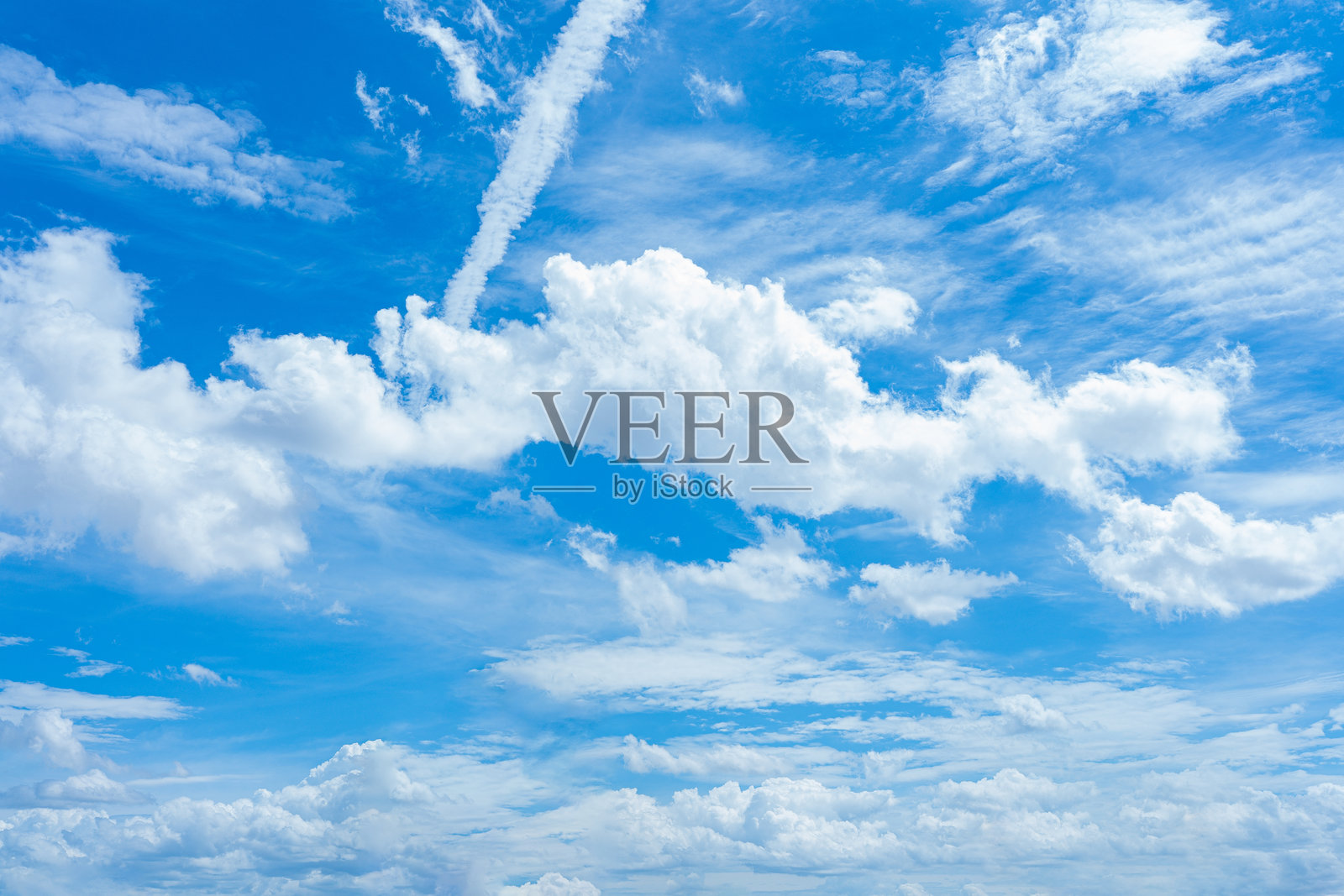 晴朗的日子里，明亮的蓝天和蓬松的白云照片摄影图片