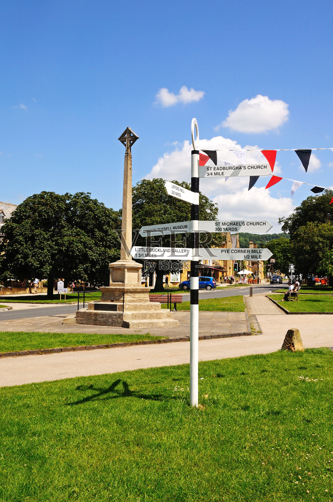 百老汇绿地村的路标。照片摄影图片
