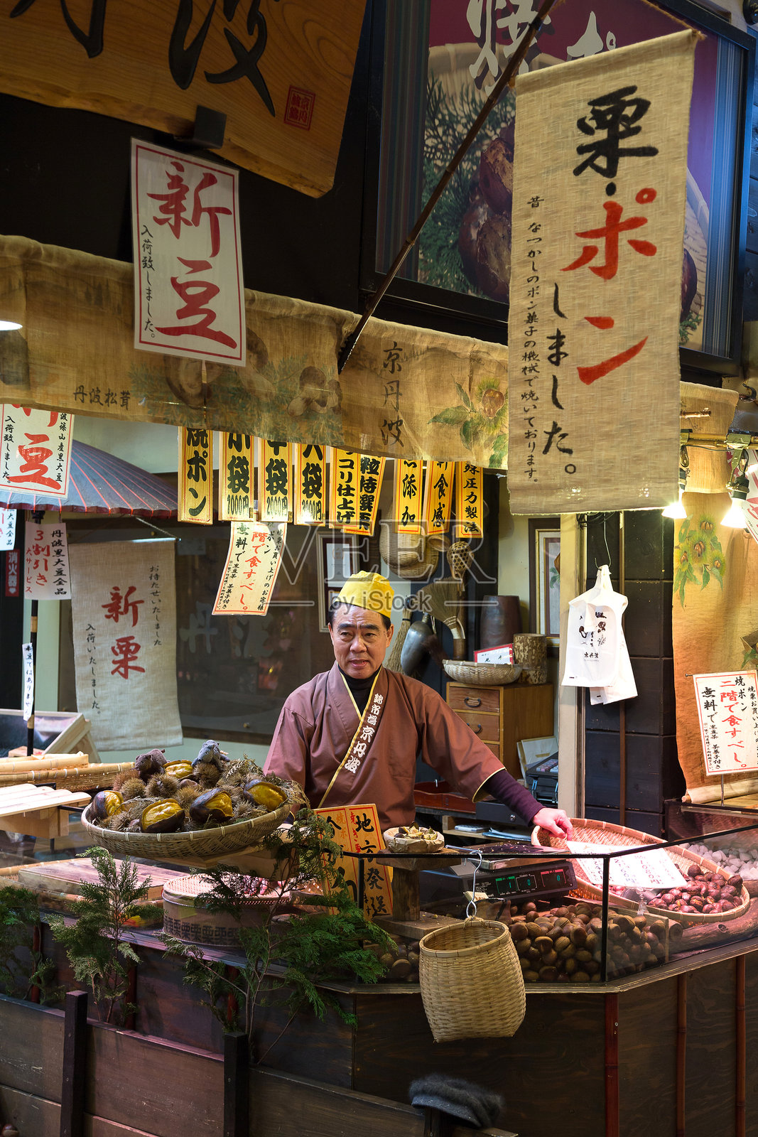 日本京都西木市场的栗子店照片摄影图片