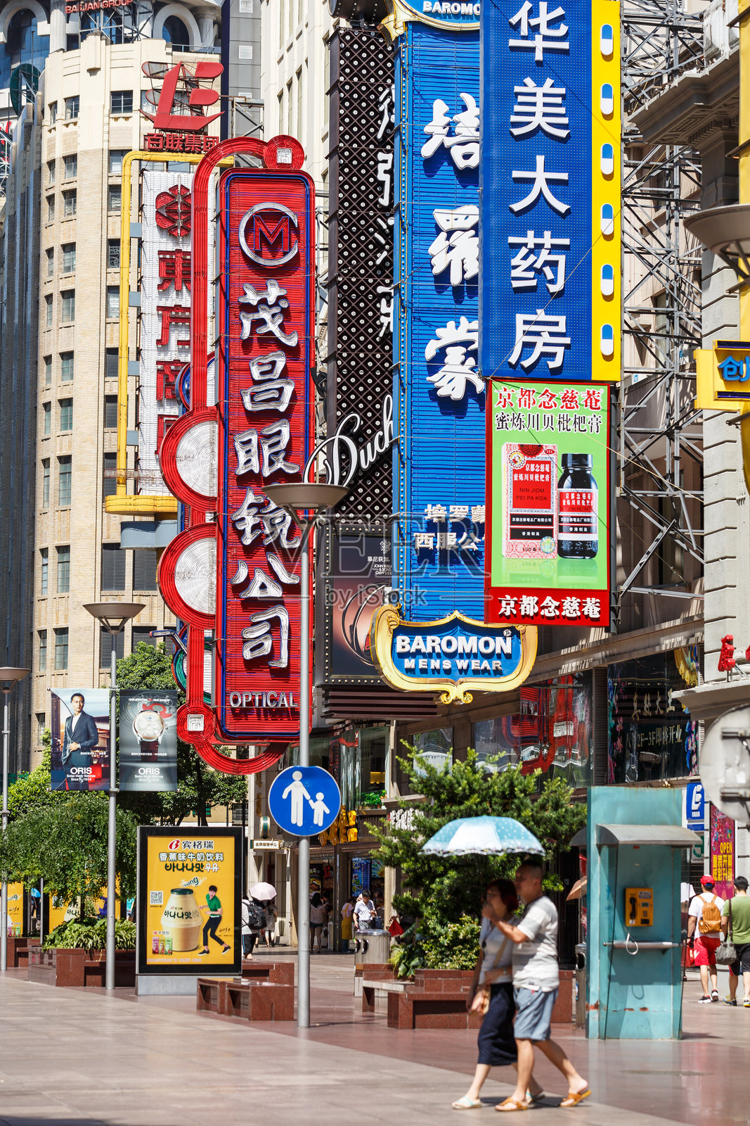 中国上海南京路的商业街照片摄影图片