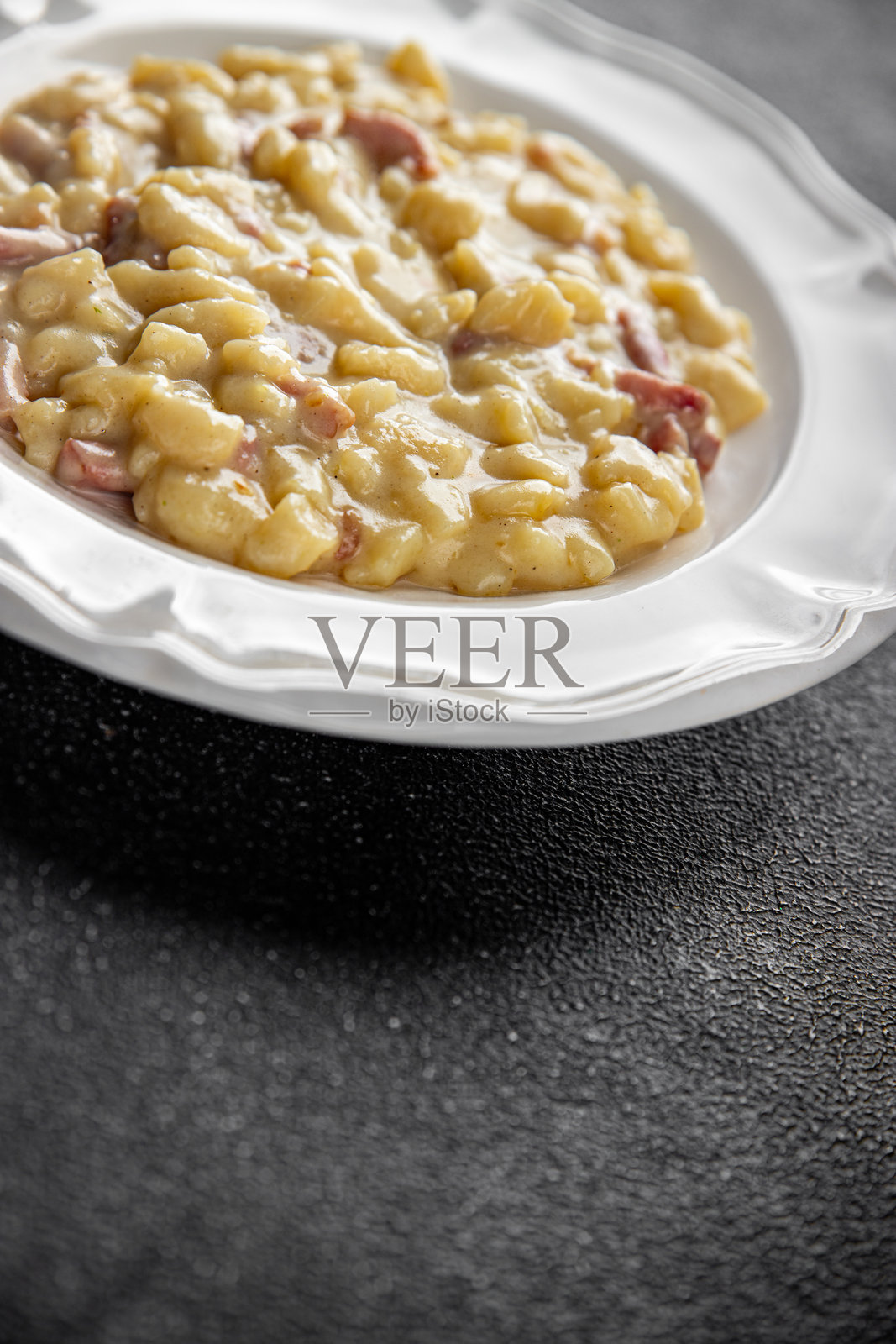 炒鸡蛋面食不规则形状的新鲜餐食小吃在桌子上复制空间食品背景质朴的俯视图照片摄影图片