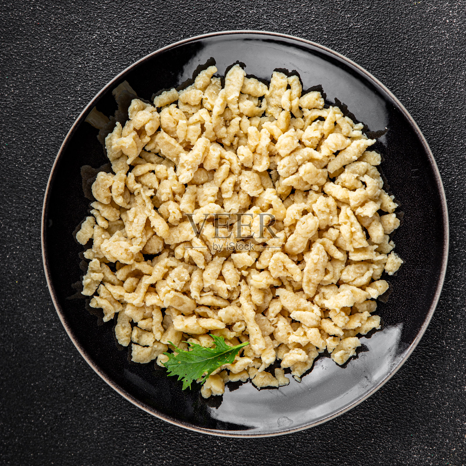 炒鸡蛋面食不规则形状的新鲜餐食小吃在桌子上复制空间食品背景质朴的俯视图照片摄影图片