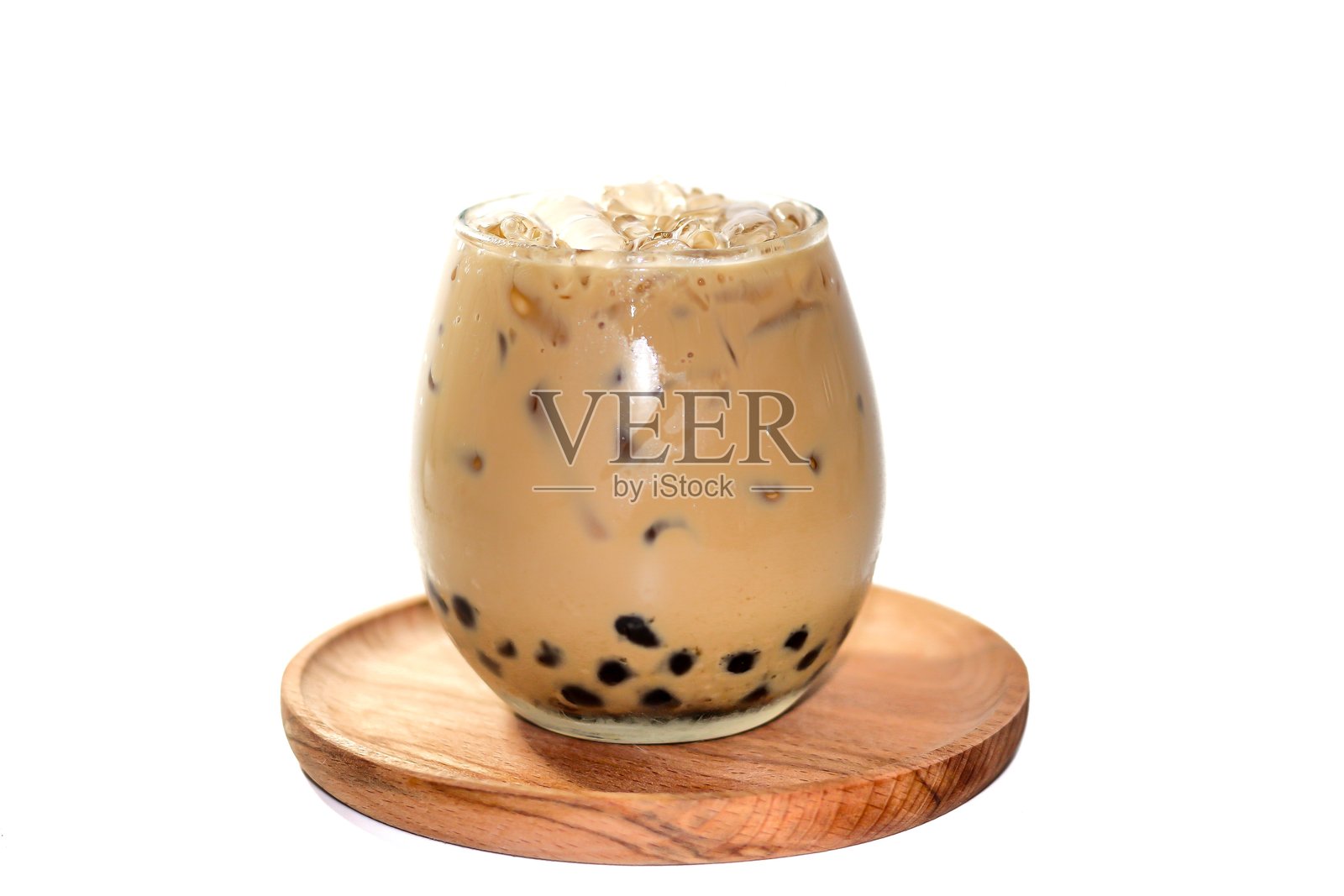 用白色背景和隔离概念的木盘提供奶茶。照片摄影图片