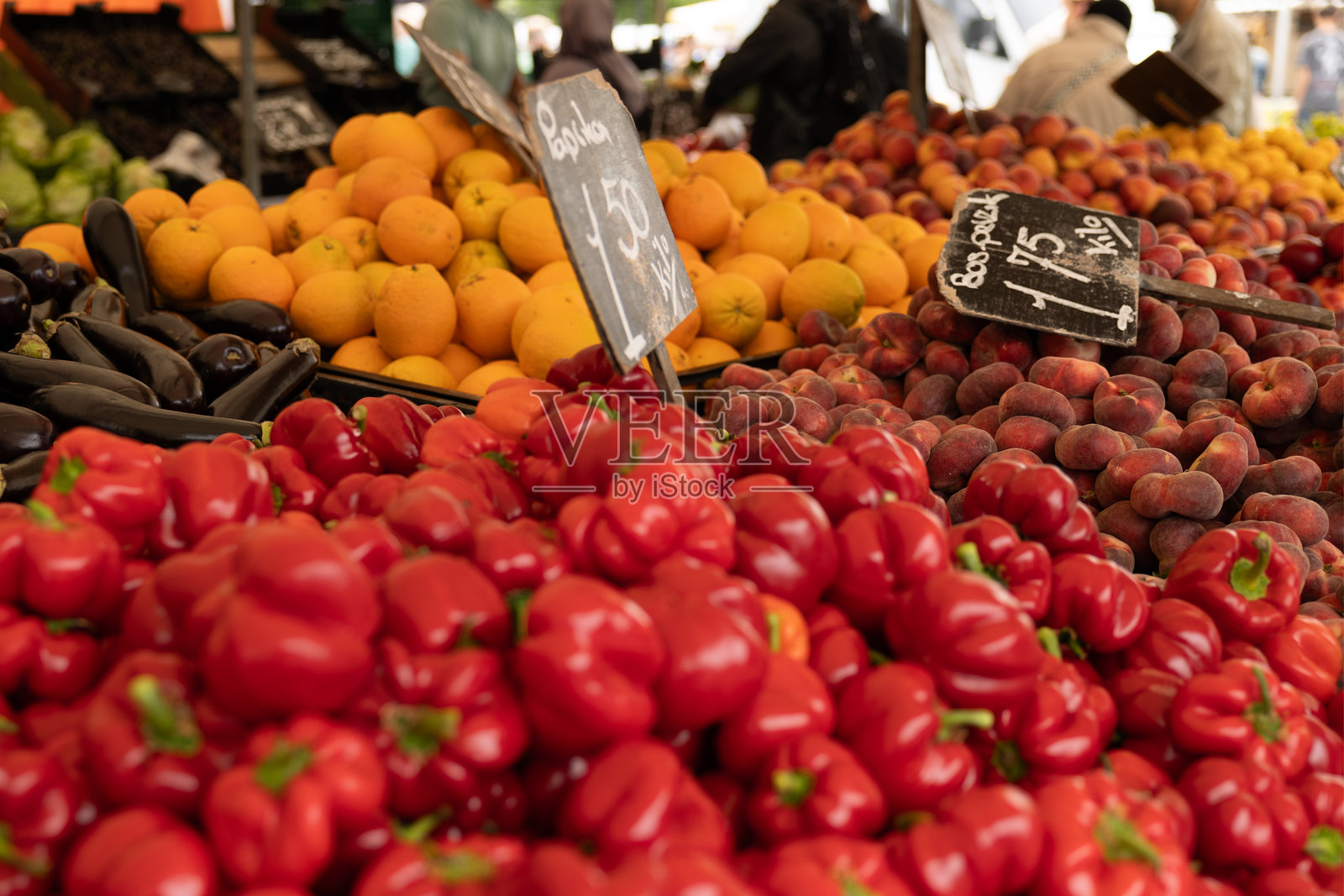 前景是红甜椒。照片摄影图片
