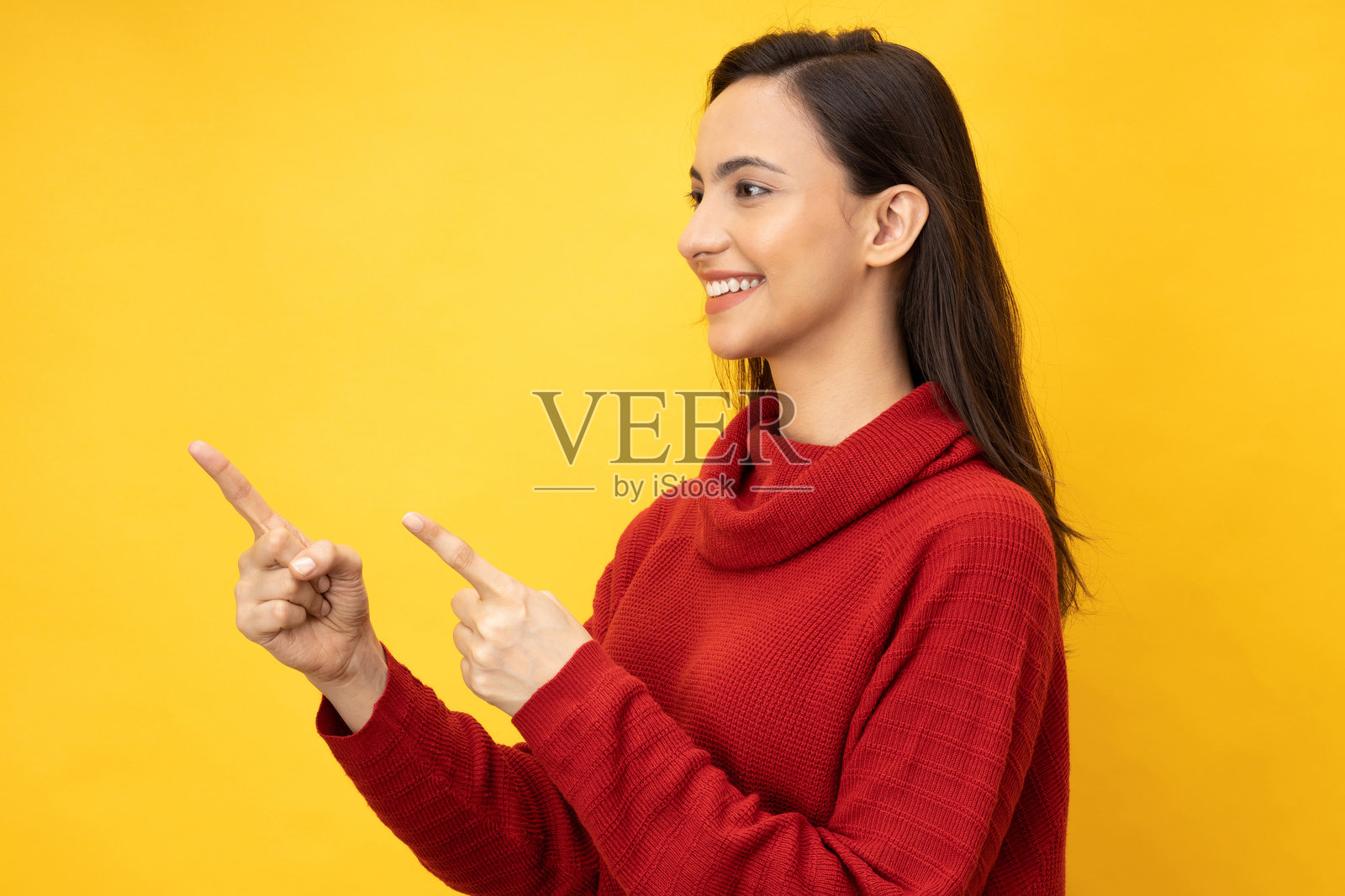 年轻女子的肖像穿着针织套头衫孤立在黄色背景股票照片照片摄影图片