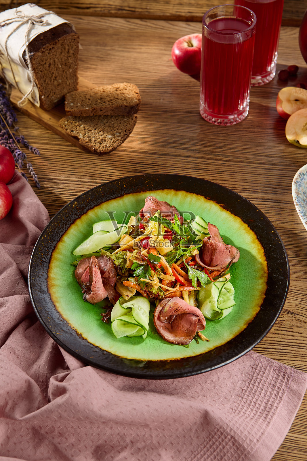 新鲜的烤牛肉沙拉配蔬菜，绿色盘子照片摄影图片