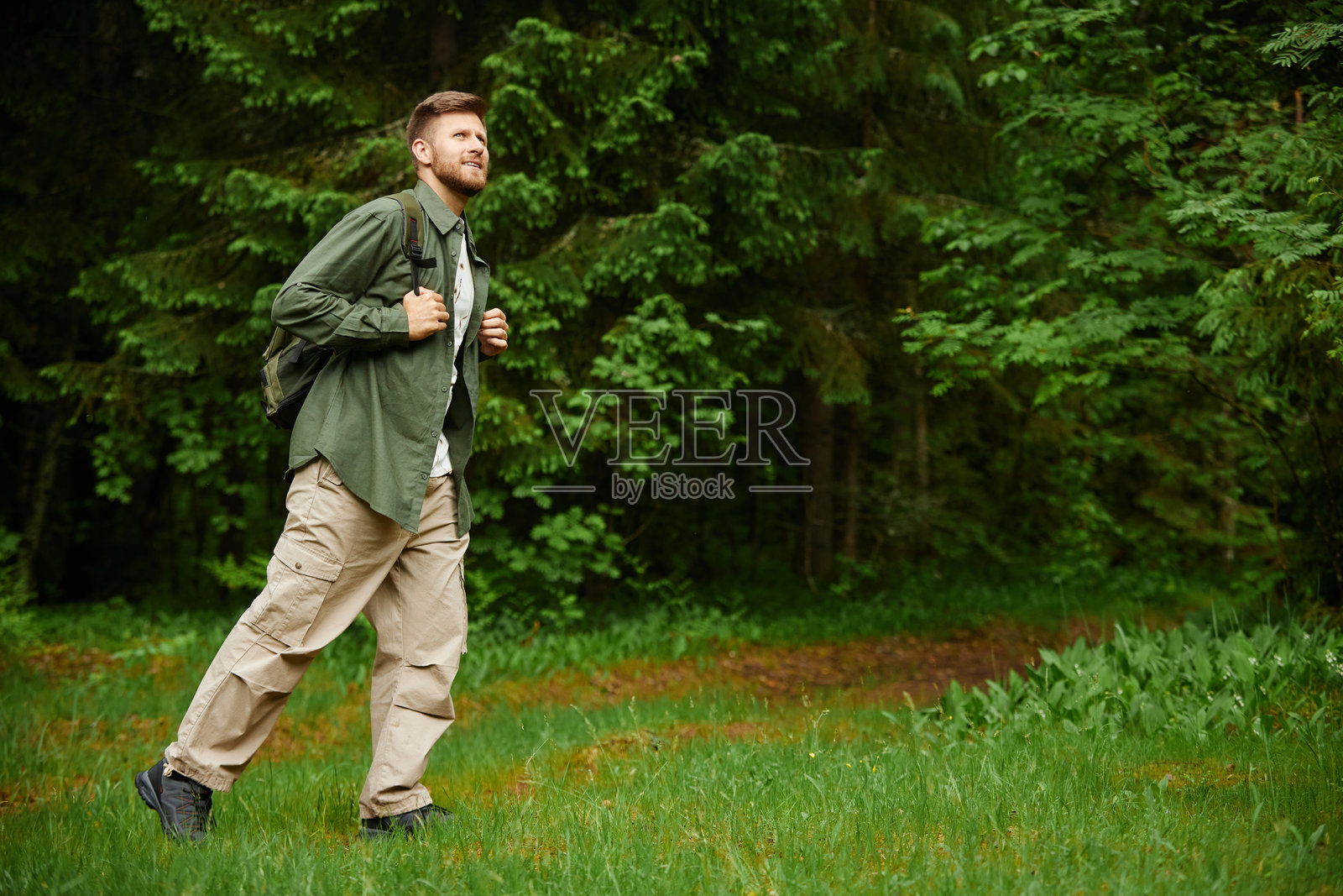 徒步探险在森林与背包和装备照片摄影图片