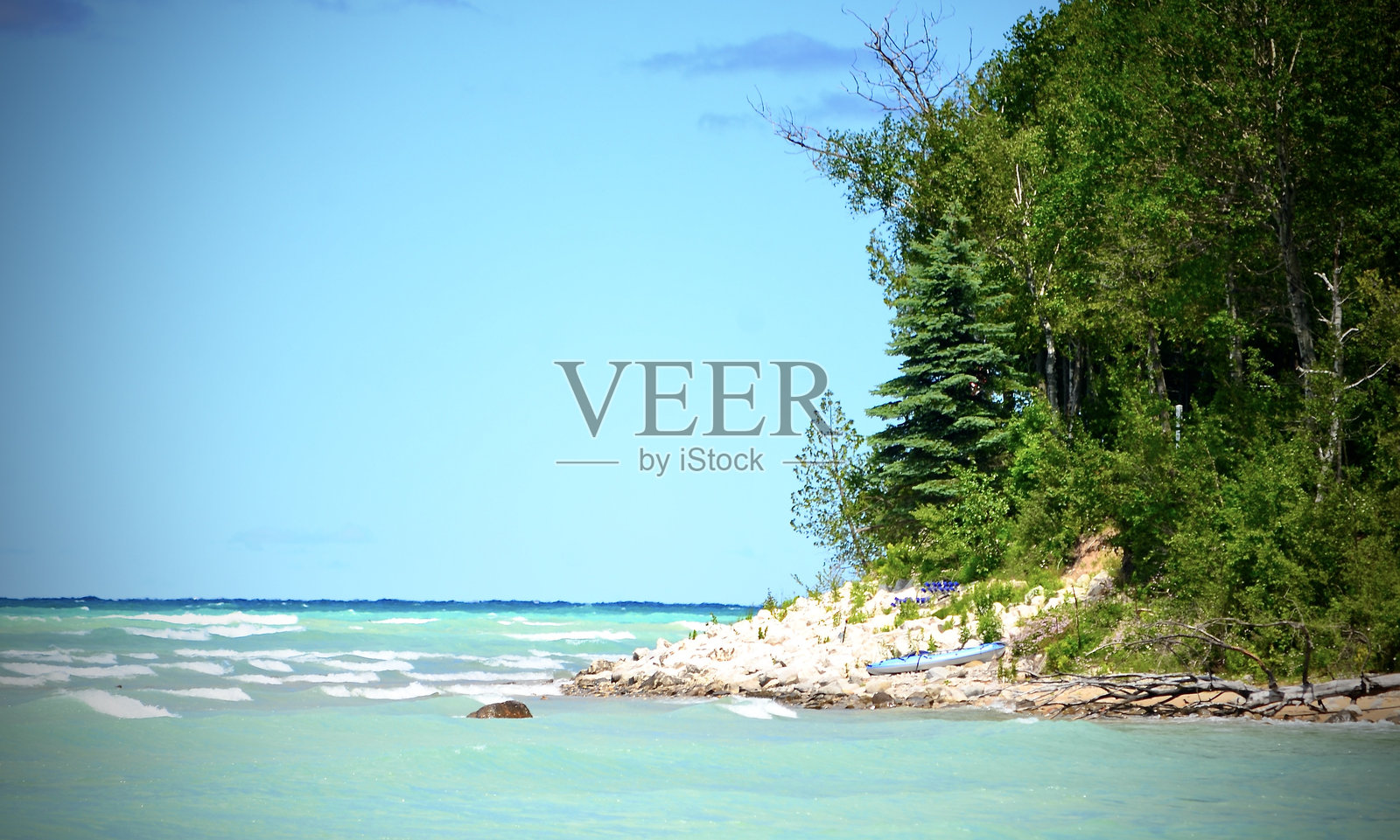 湖岸独木舟下水照片摄影图片