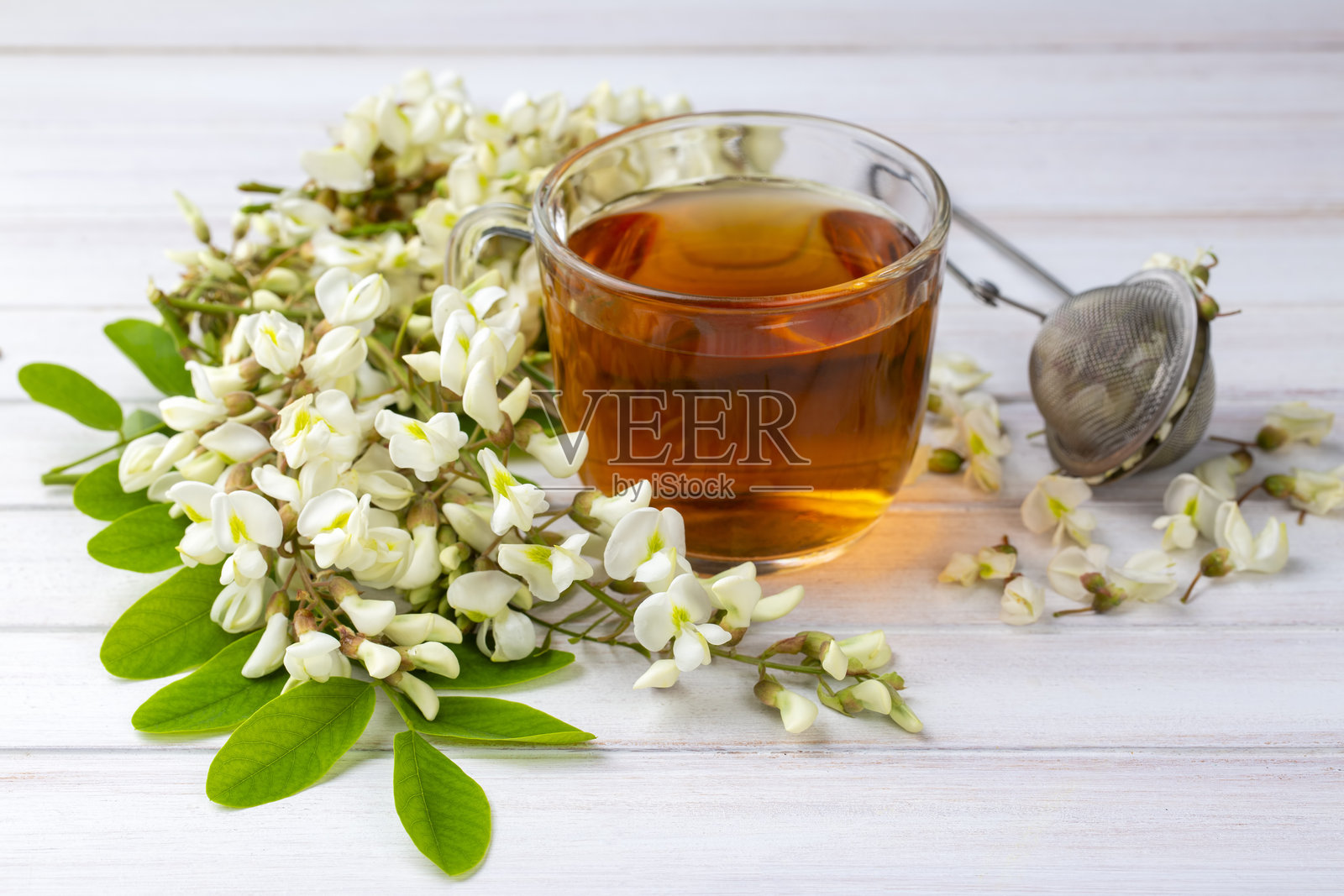 一杯金合欢茶照片摄影图片