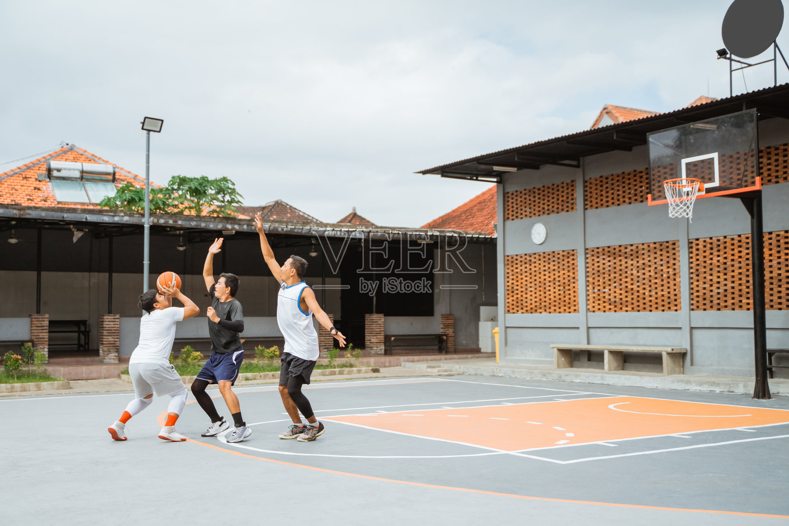 男子打篮球场对抗天空照片摄影图片