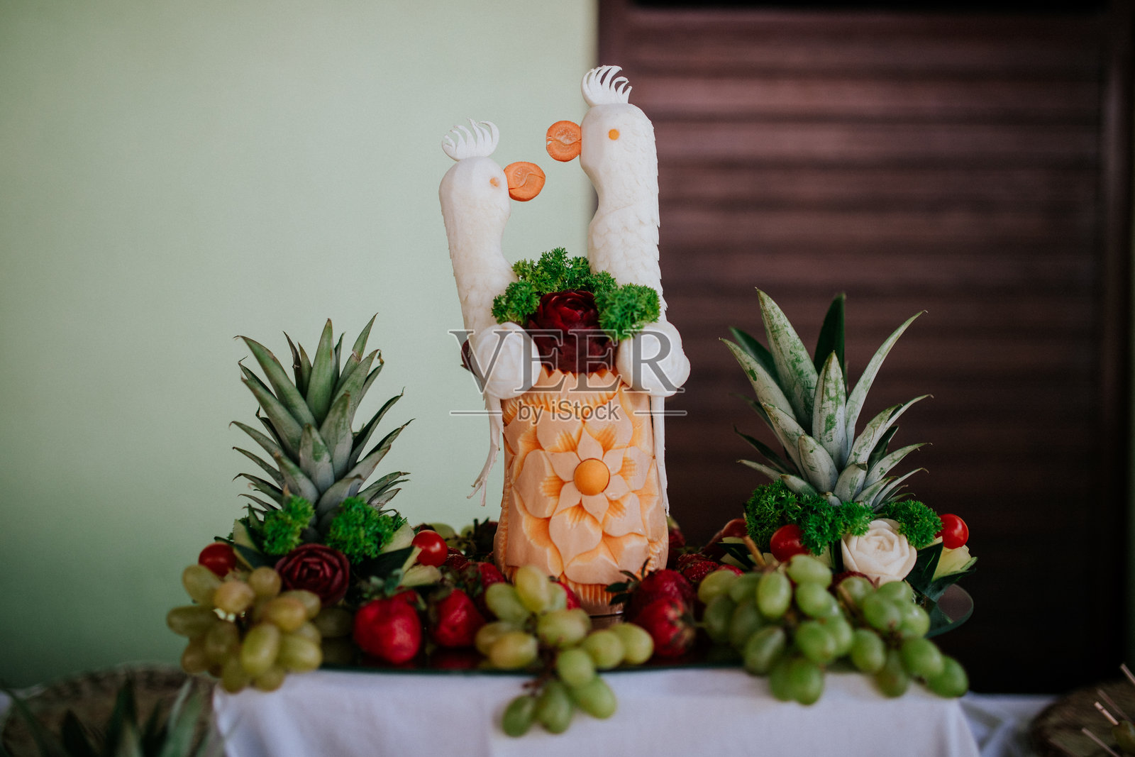 水果雕刻鹦鹉和菠萝照片摄影图片