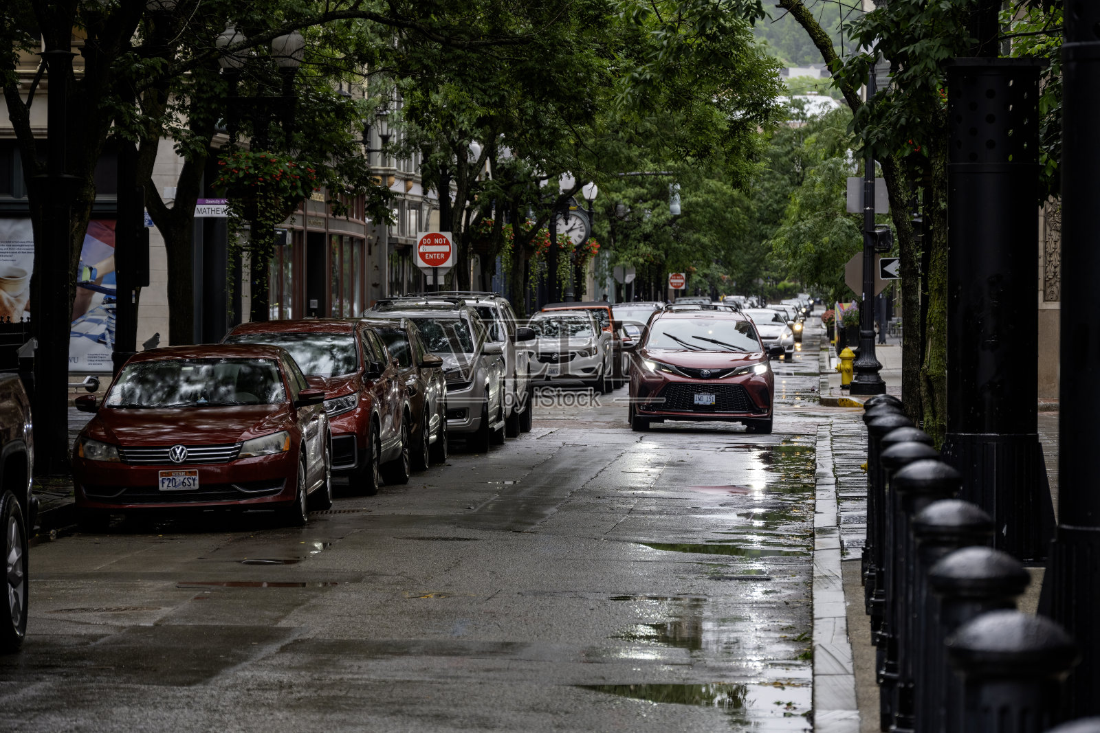 雨中的罗德岛威斯敏斯特街。下雨的道路和街道照片摄影图片