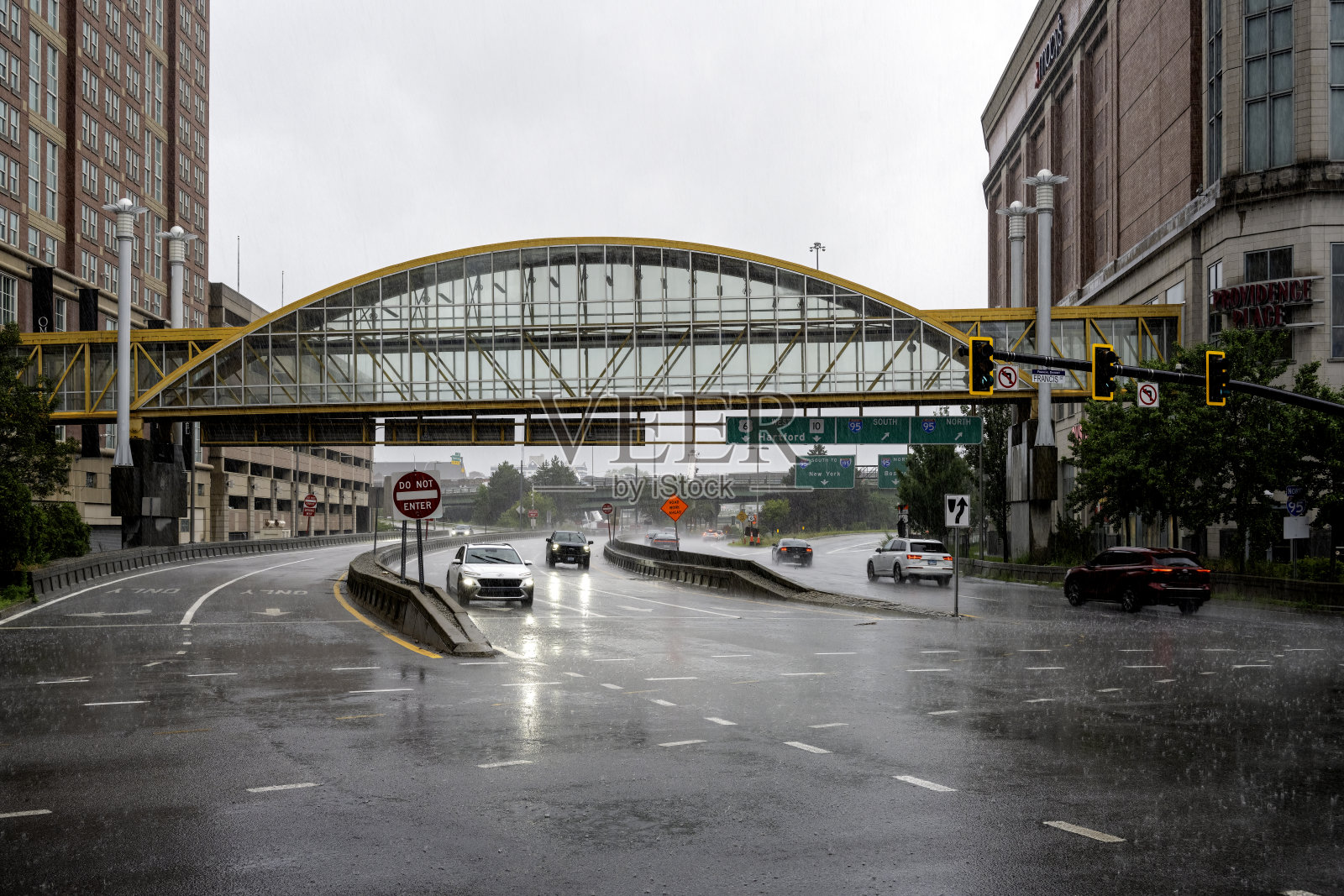 从市中心出口到罗德岛州的普罗维登斯。道路和交通照片摄影图片