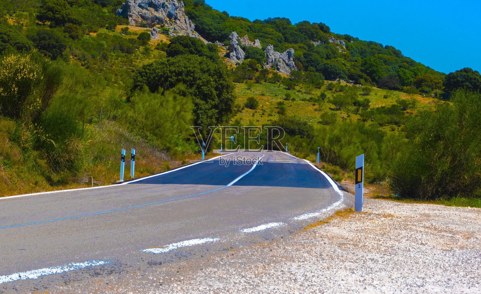 弯弯曲曲的柏油路穿过安达卢西亚内陆的群山照片摄影图片