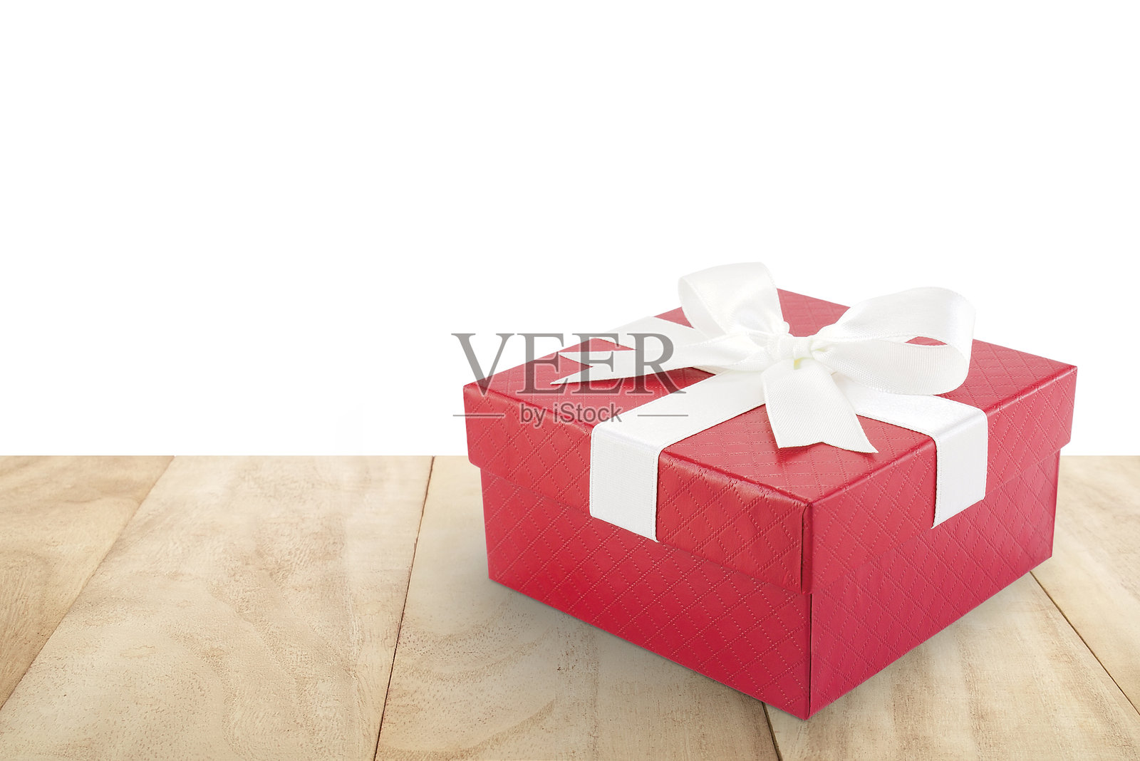 单红色礼盒与白色丝带蝴蝶结在桌子地板上孤立的白色背景与复制空间照片摄影图片