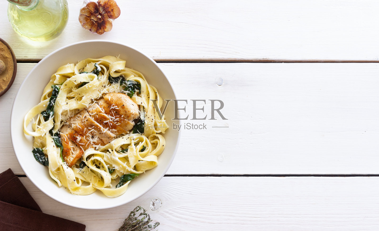 阿尔弗雷多意面配鸡肉，菠菜和奶酪。意大利菜。照片摄影图片