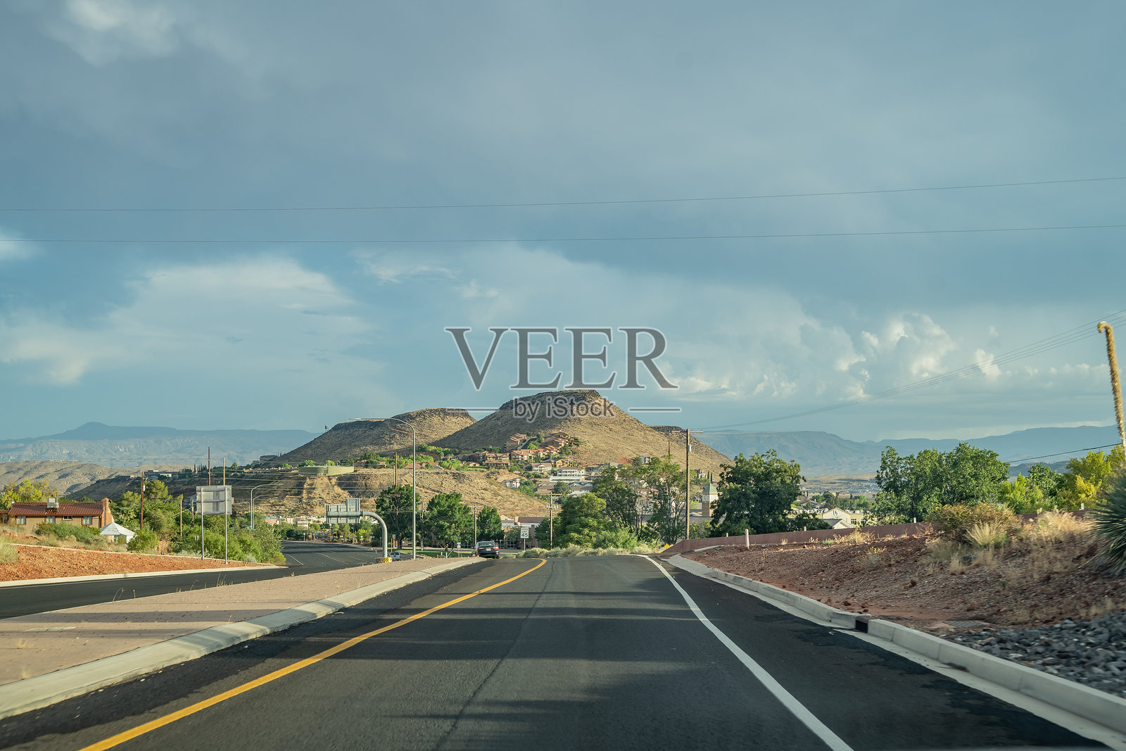 驾车穿越犹他州圣乔治照片摄影图片