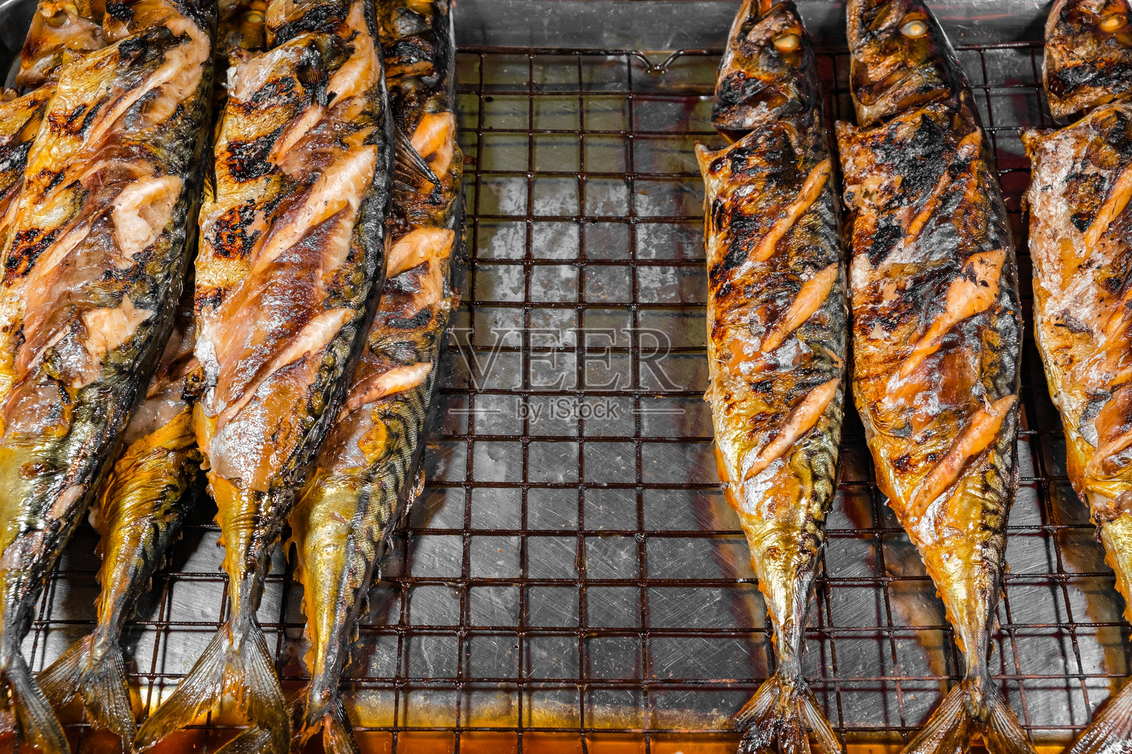 烤鲭鱼，街头小吃市场照片摄影图片