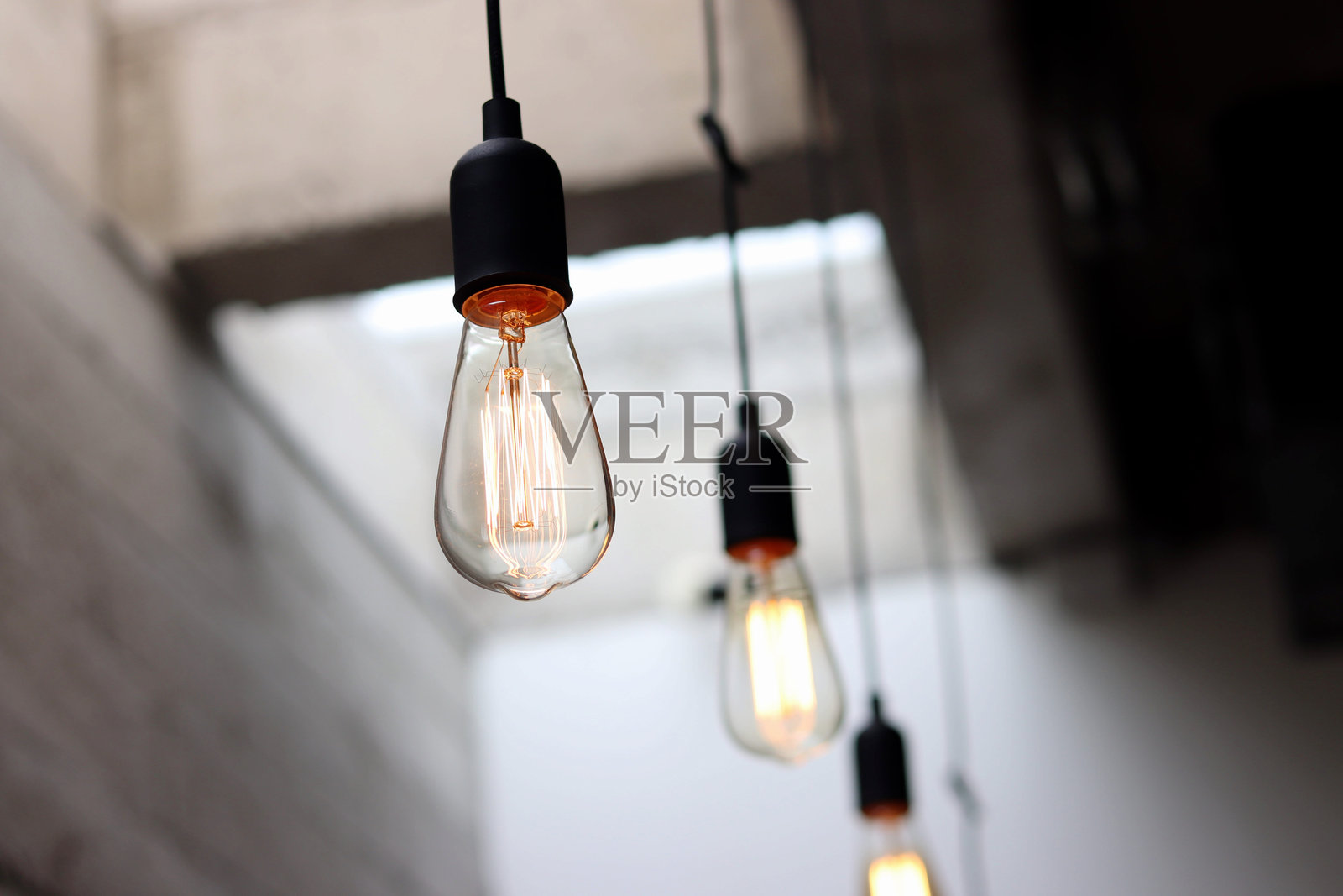 早晨，漂亮的灰色背景桌子上放着一个咖啡杯。照片摄影图片