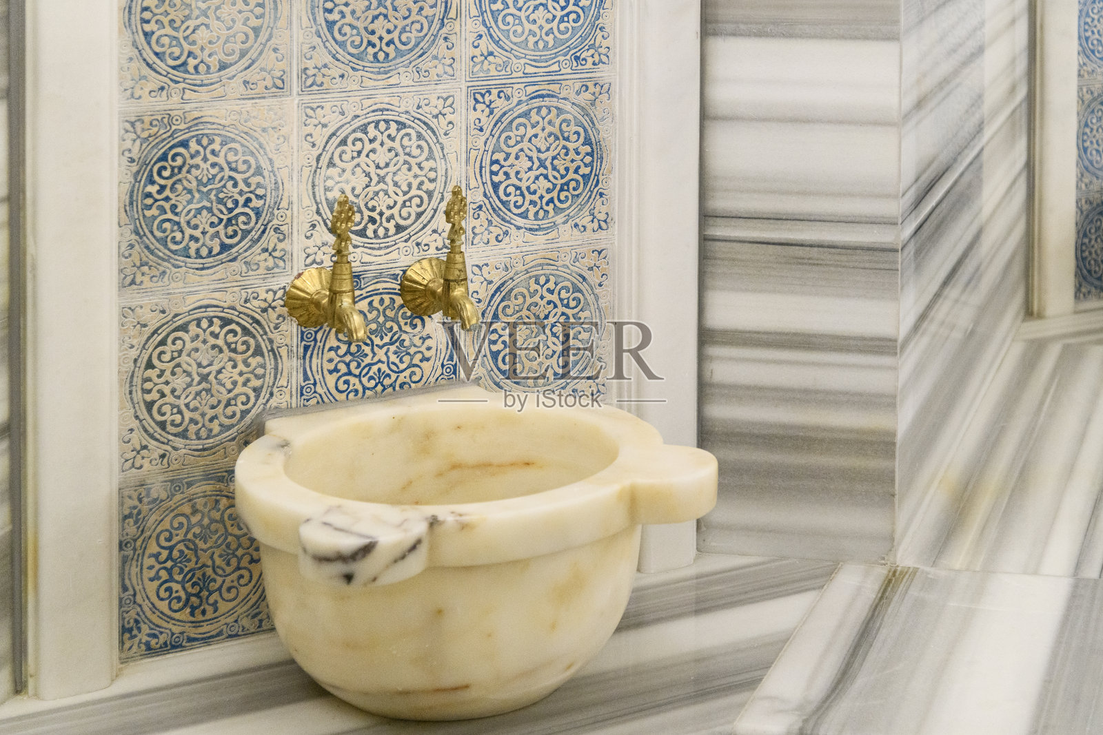 传统的土耳其喷泉与大理石盆地在一个酒店照片摄影图片