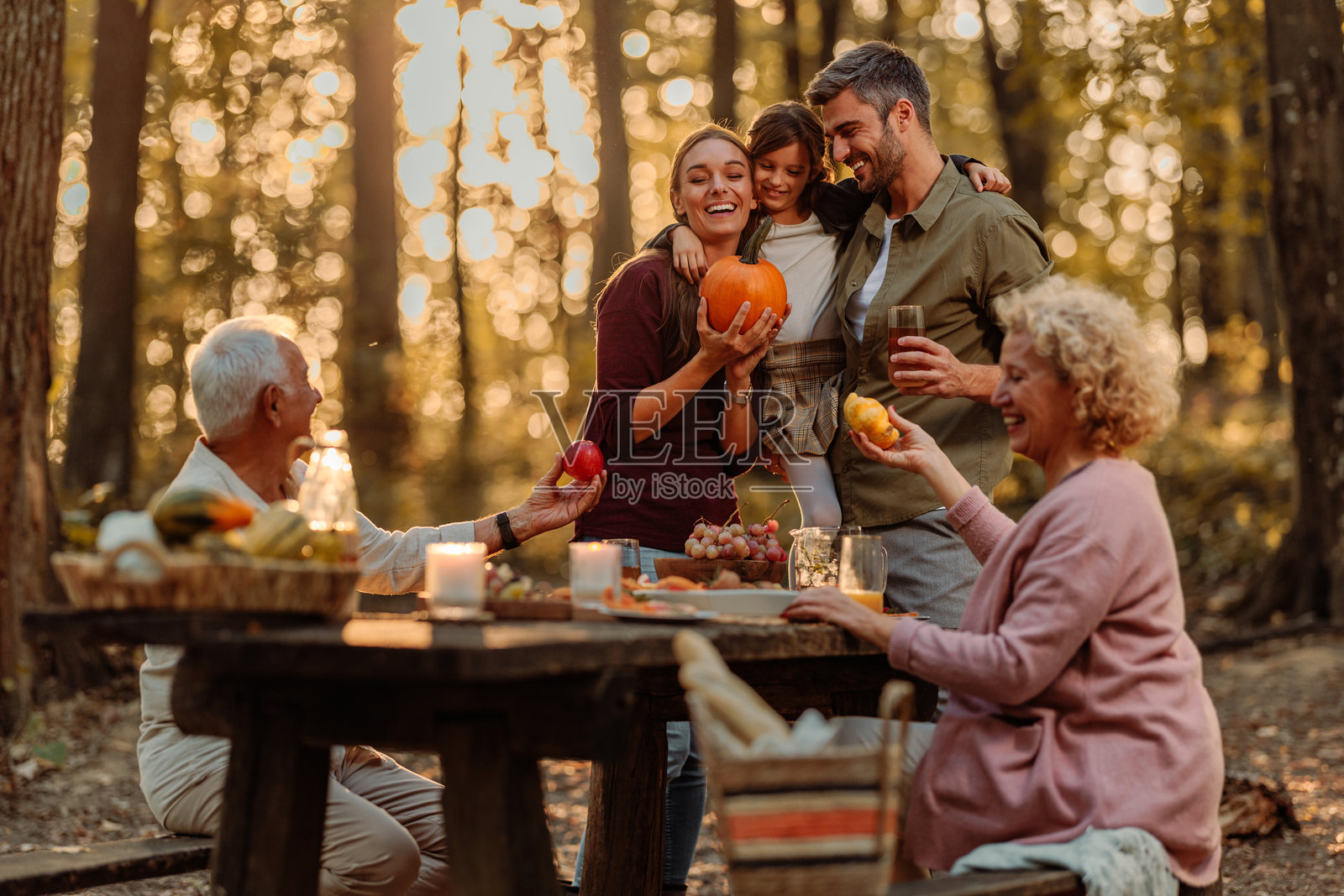 幸福的一家人在树林里野餐照片摄影图片