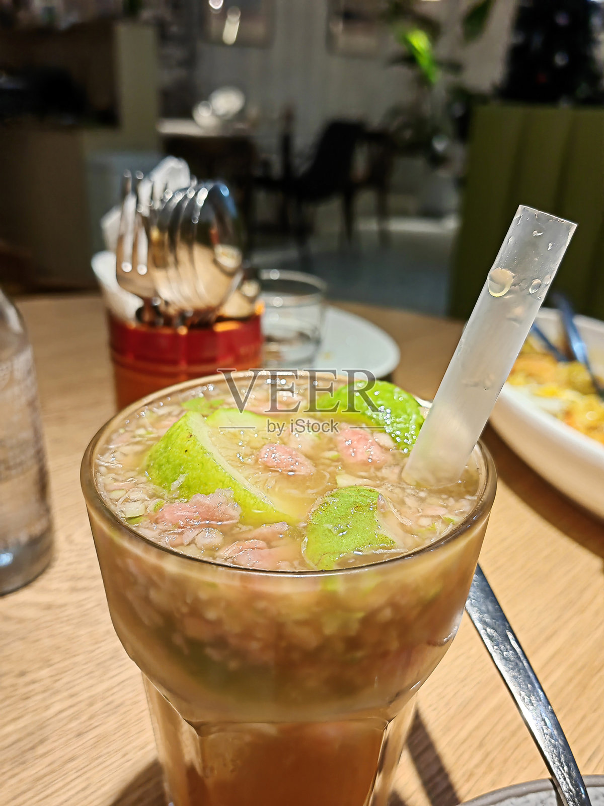 一杯苏打水和清爽的果汁吸管。照片摄影图片