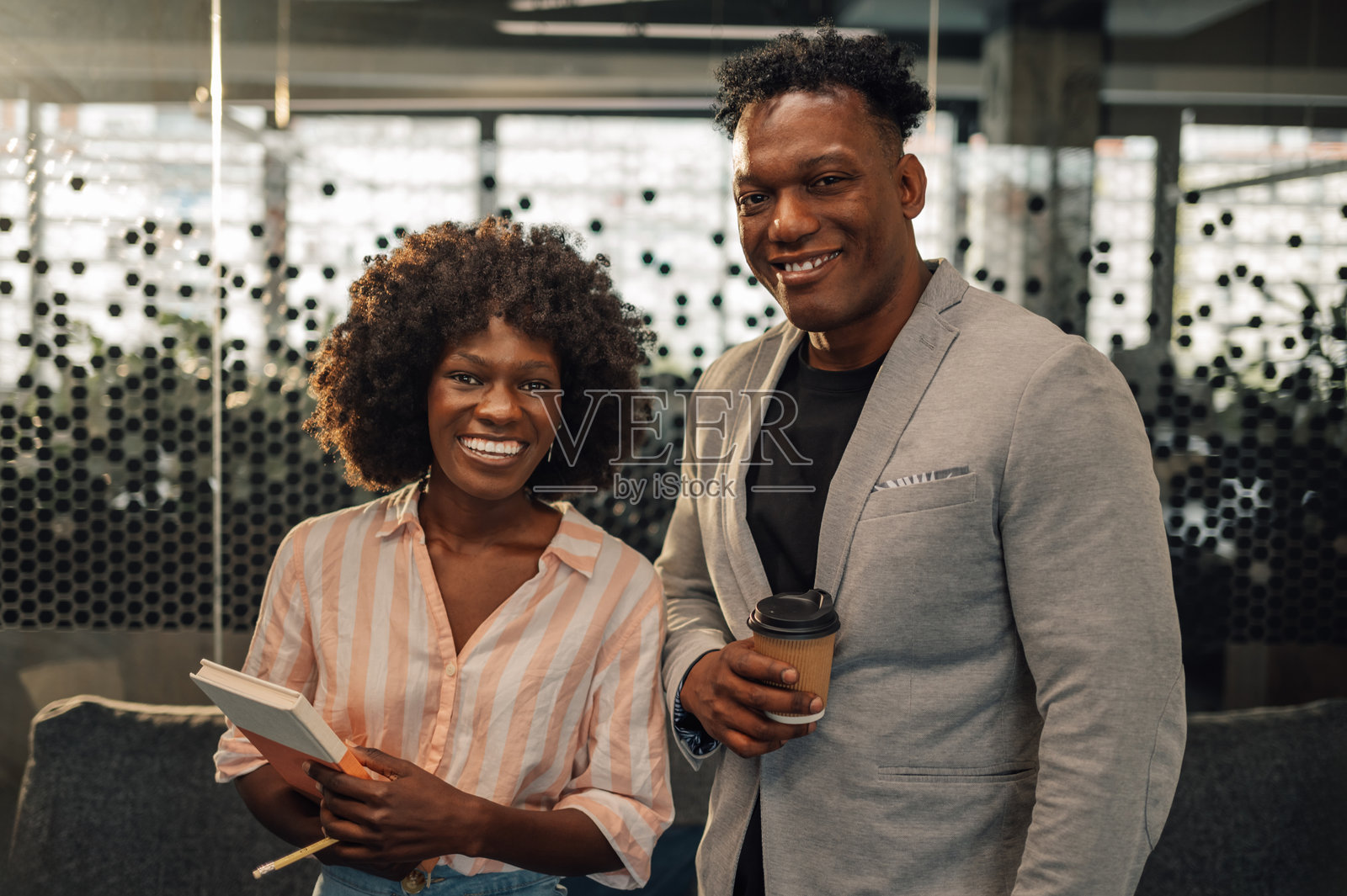 在公司办公室里微笑的各种休闲商务人士的特写。照片摄影图片