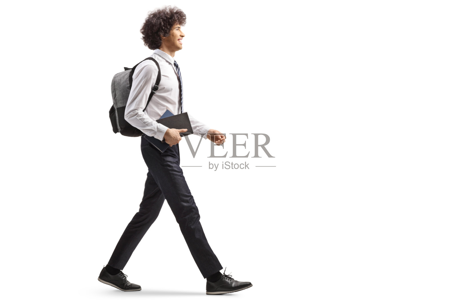 一个大学生背着一本书走着照片摄影图片