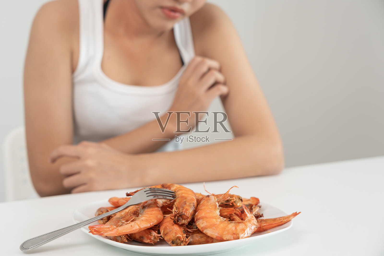食物过敏，女性食用虾类、海鲜后有发痒、发红的反应，过敏、瘙痒、皮疹、腹痛、腹泻、胸闷、意识不清、死亡，严重者避免过敏照片摄影图片