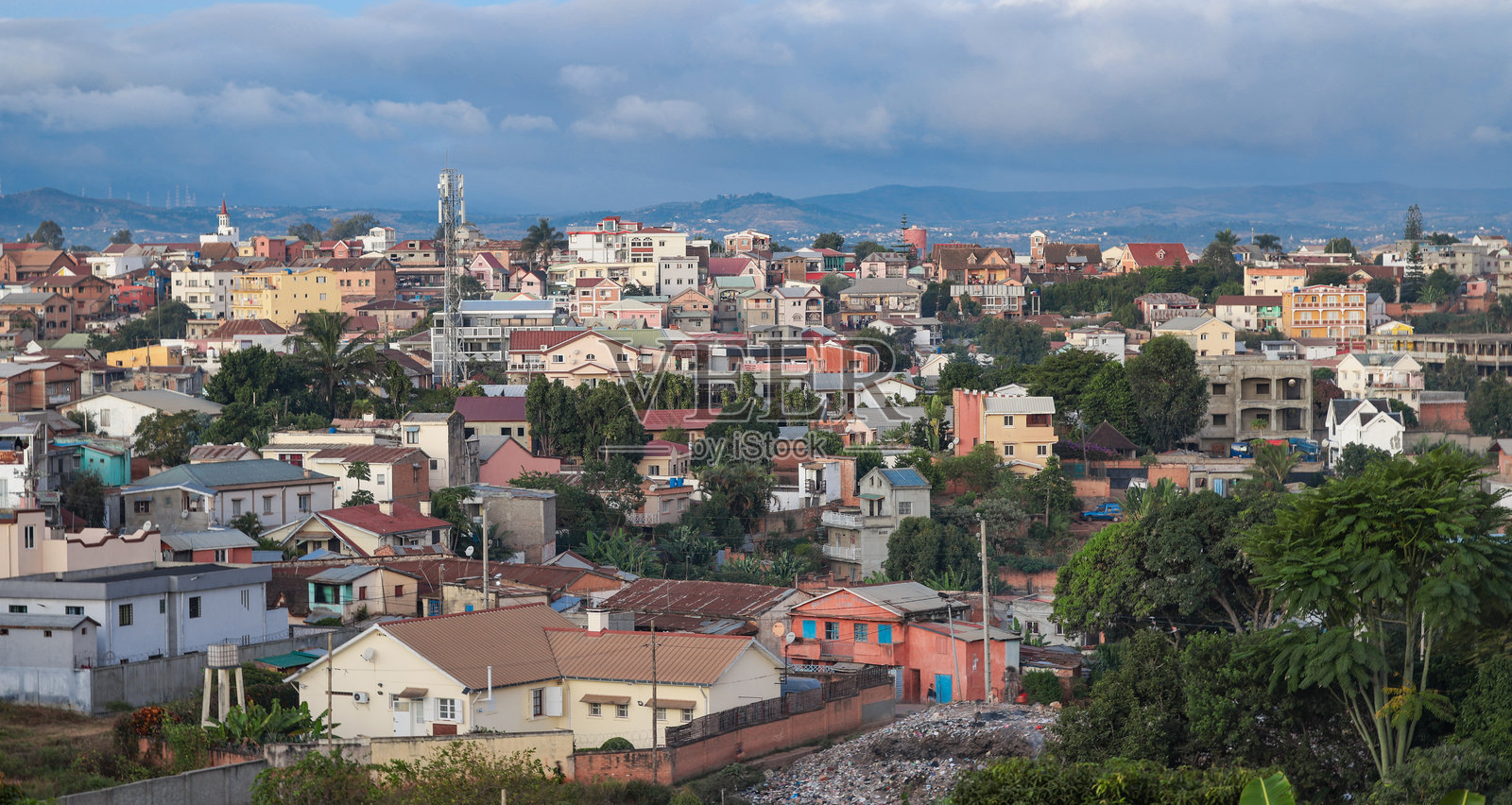 探索塔那那利佛充满活力的建筑和色彩缤纷的家园，展示正宗的马达加斯加文化和城市生活照片摄影图片