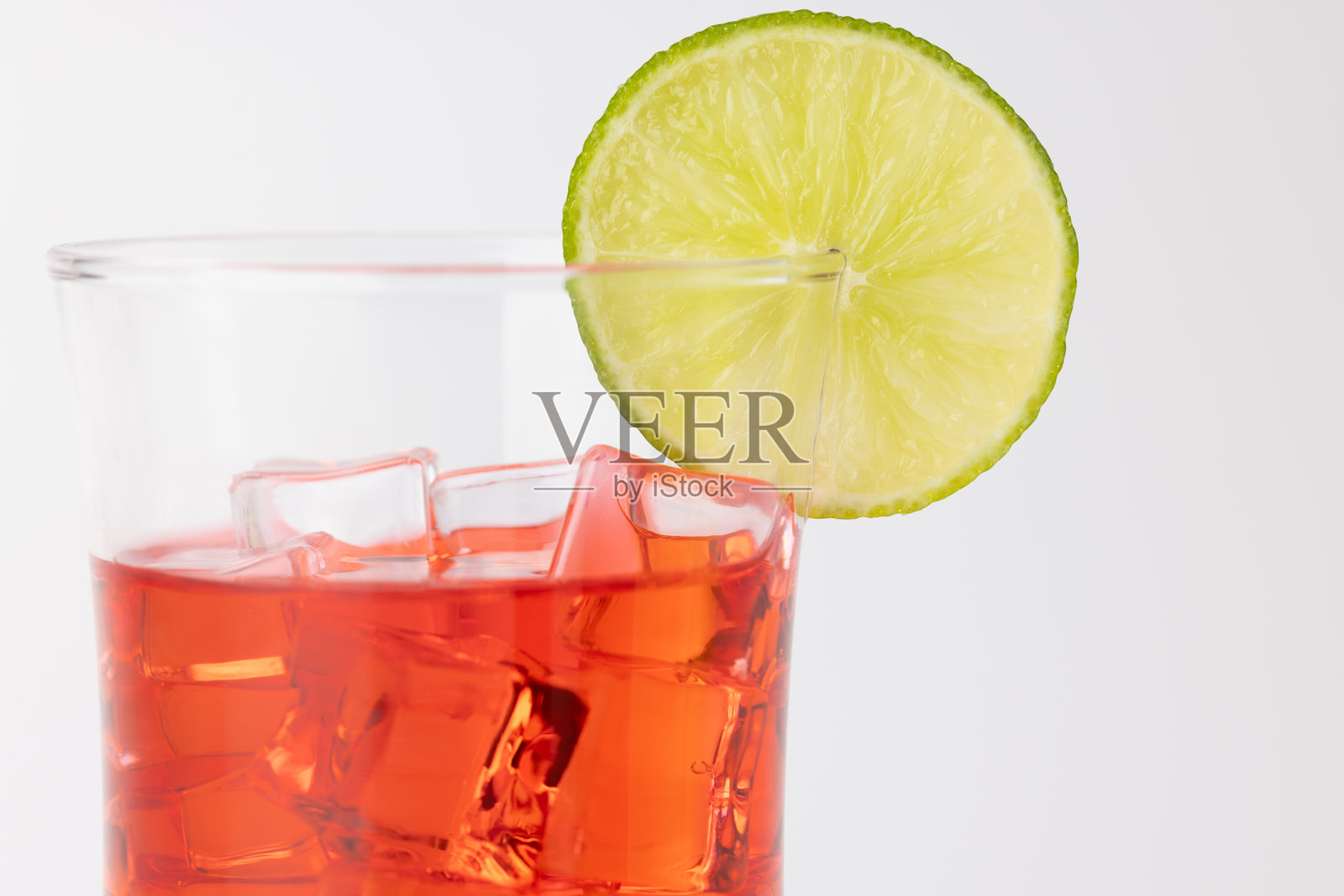 清凉的柠檬冰红色饮料照片摄影图片